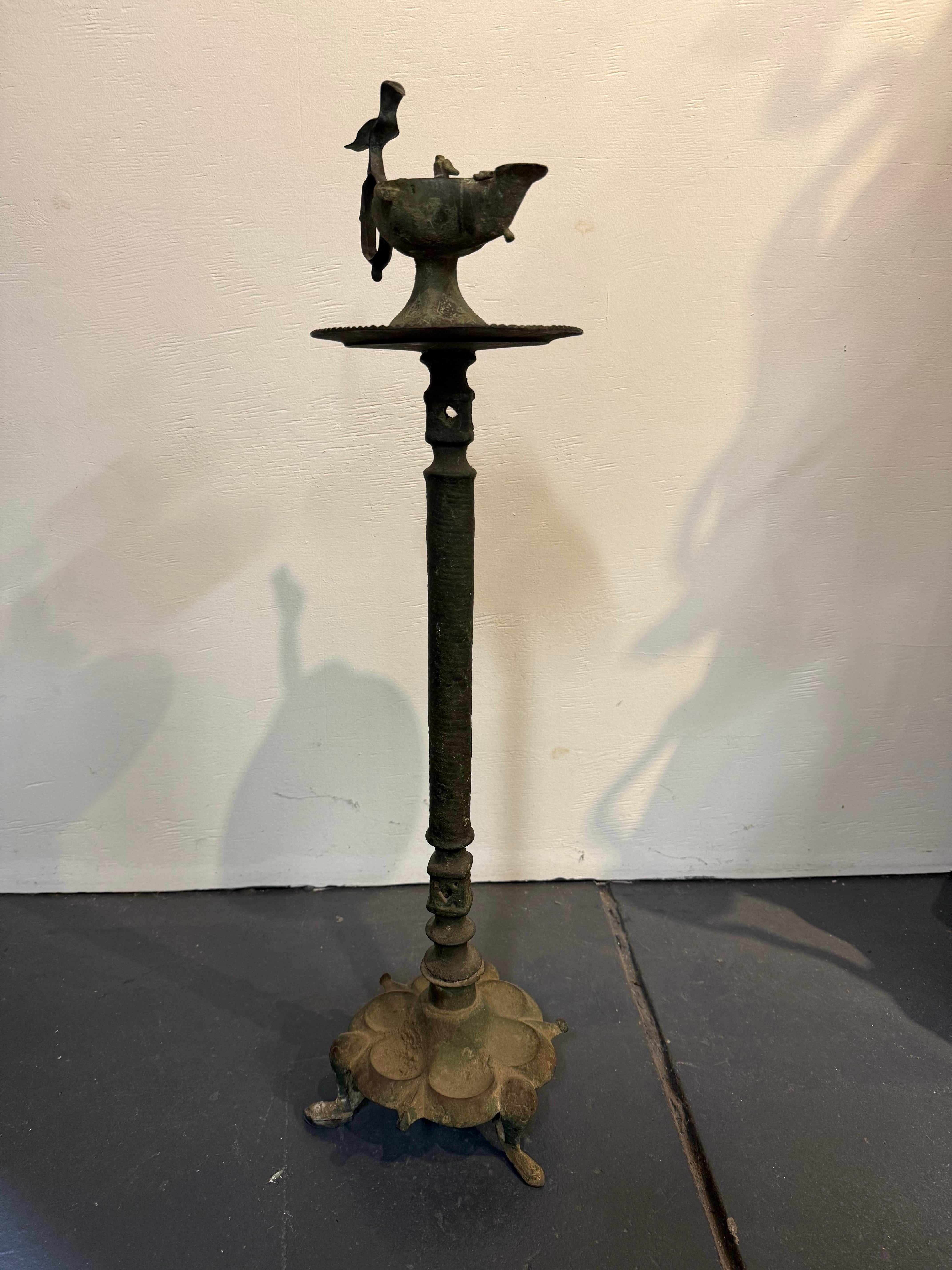 Fino al XVIII secolo Lampada a olio in bronzo selgiuchide con base, 12/13° secolo in vendita