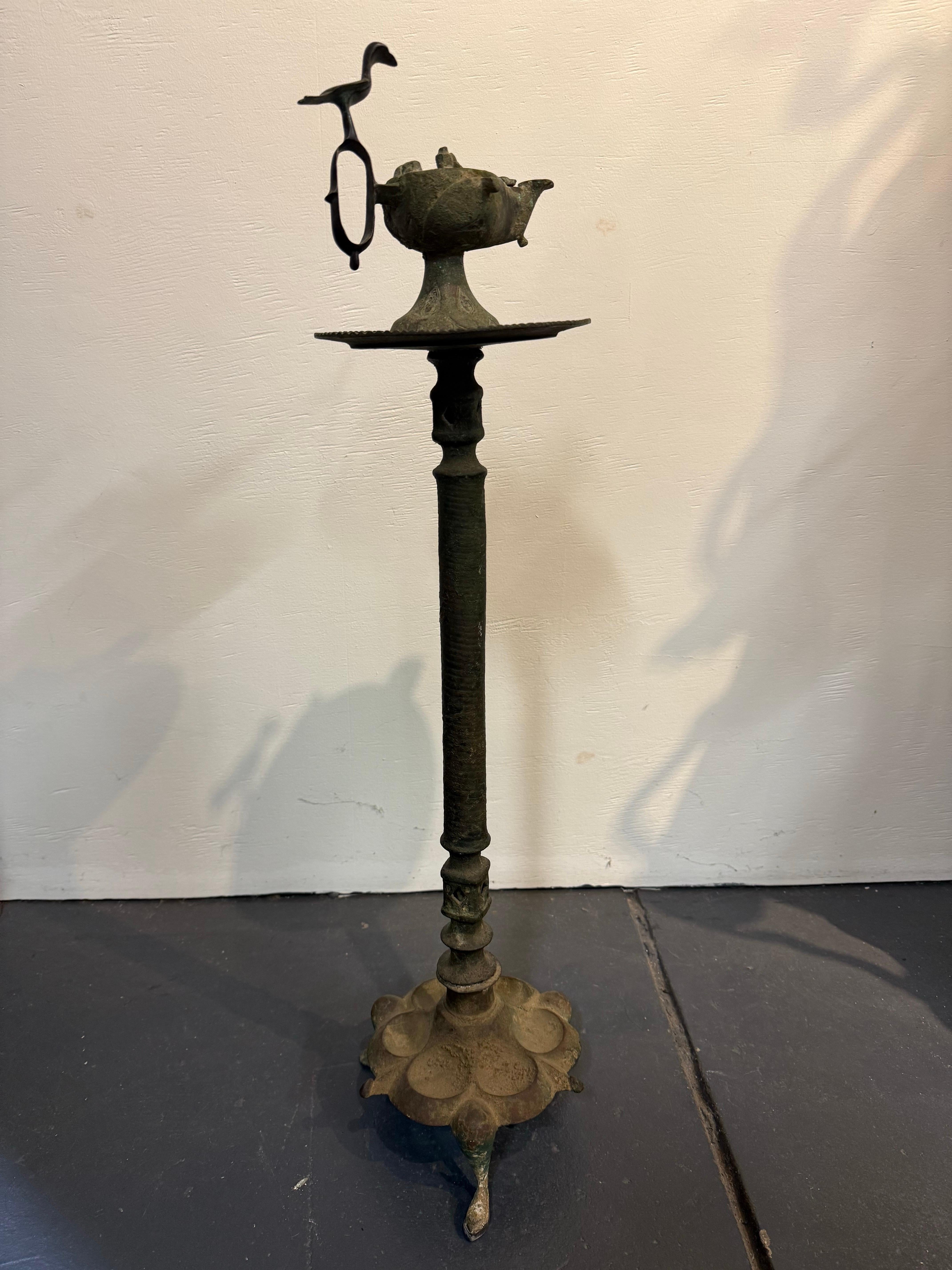 Bronzo Lampada a olio in bronzo selgiuchide con base, 12/13° secolo in vendita