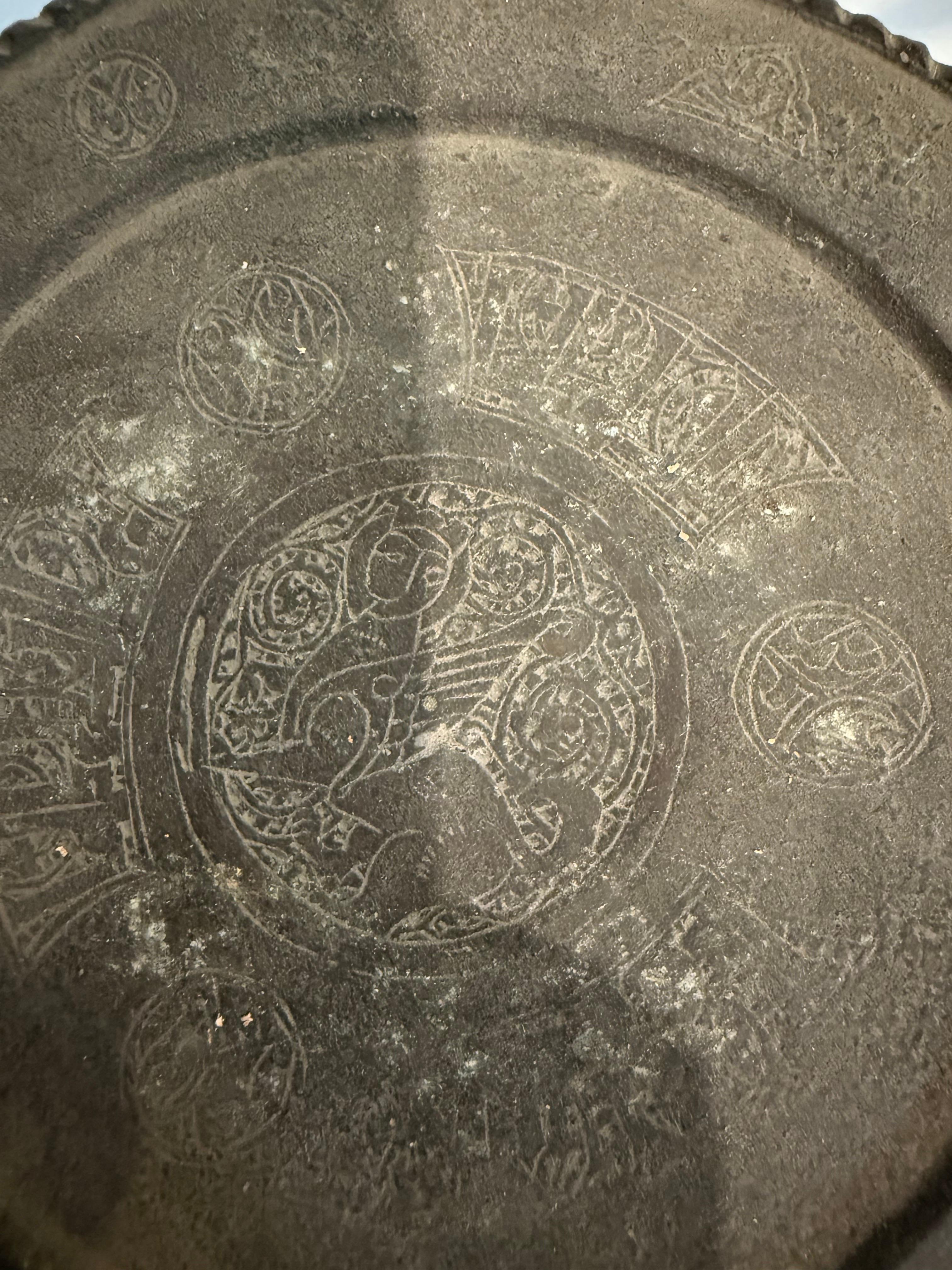 Lampada a olio in bronzo selgiuchide con base, 12/13° secolo in vendita 1