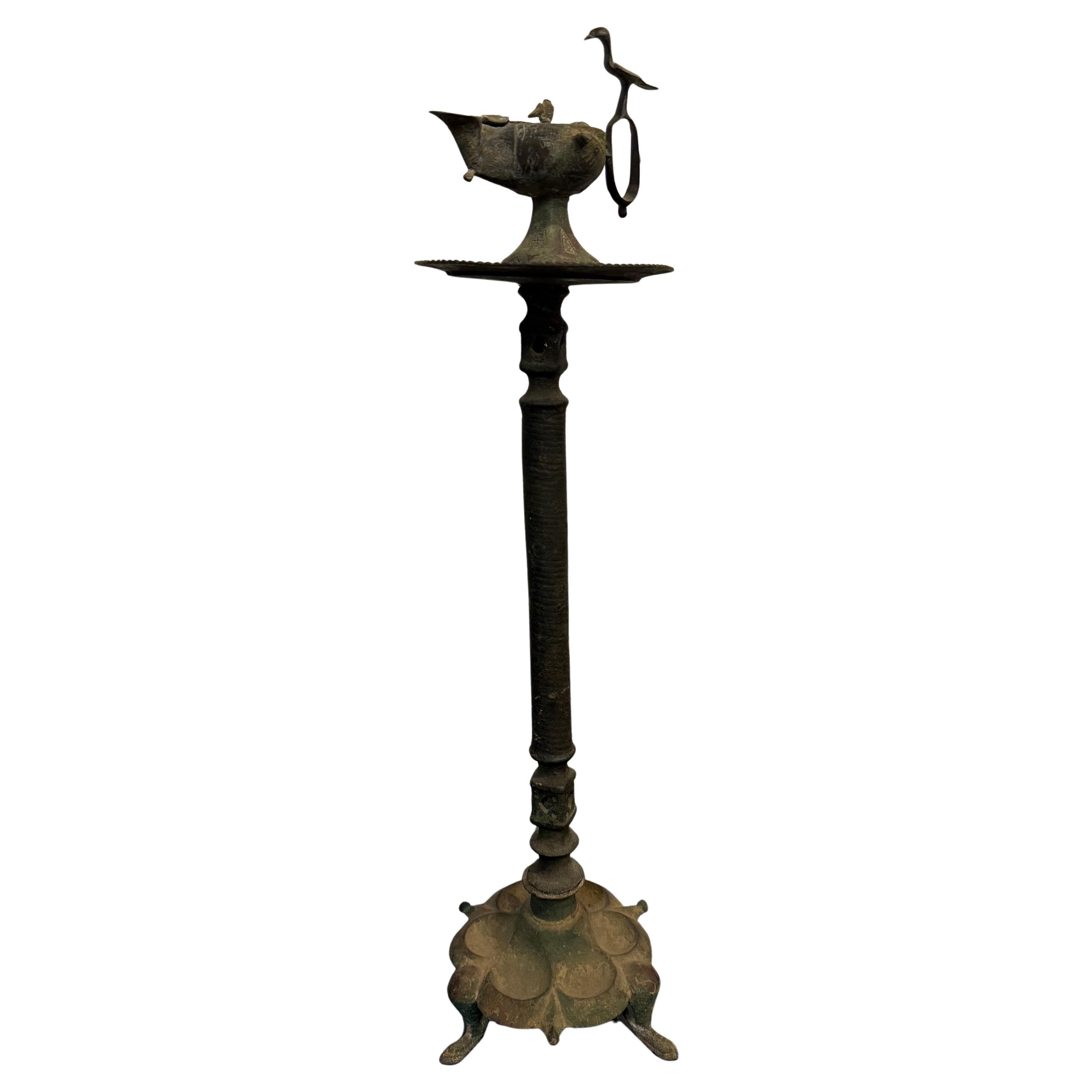 Lampada a olio in bronzo selgiuchide con base, 12/13° secolo