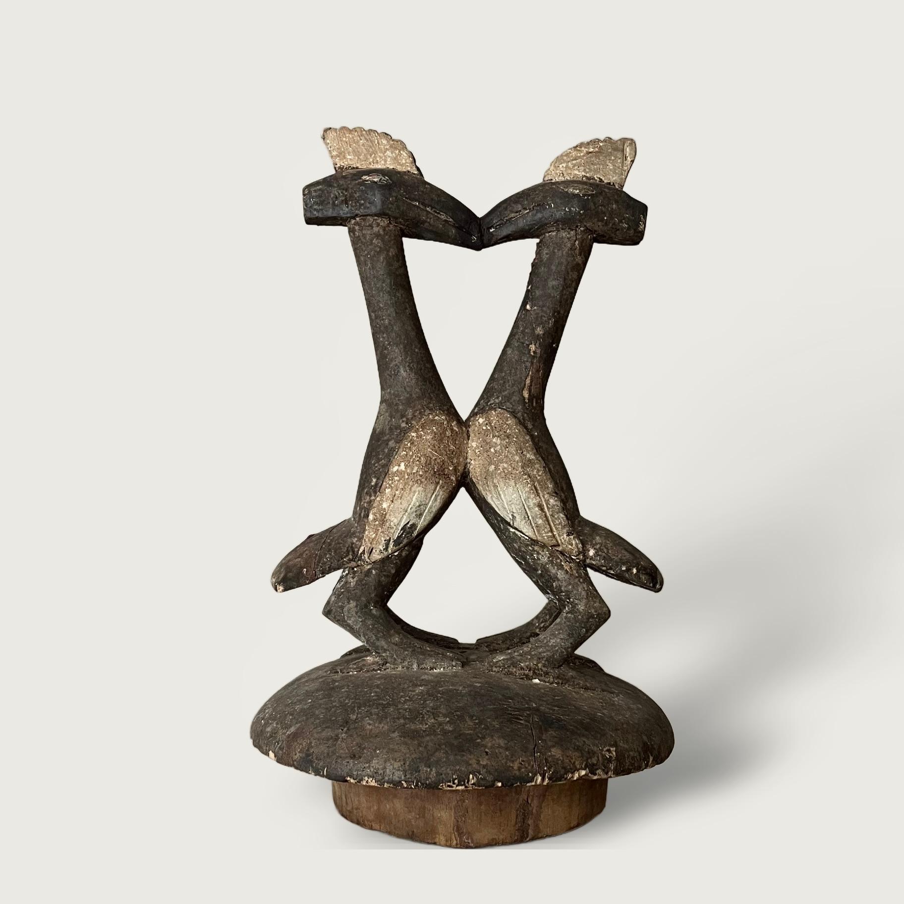 Ivoriano Una scultura Senufo di due uccelli in vendita