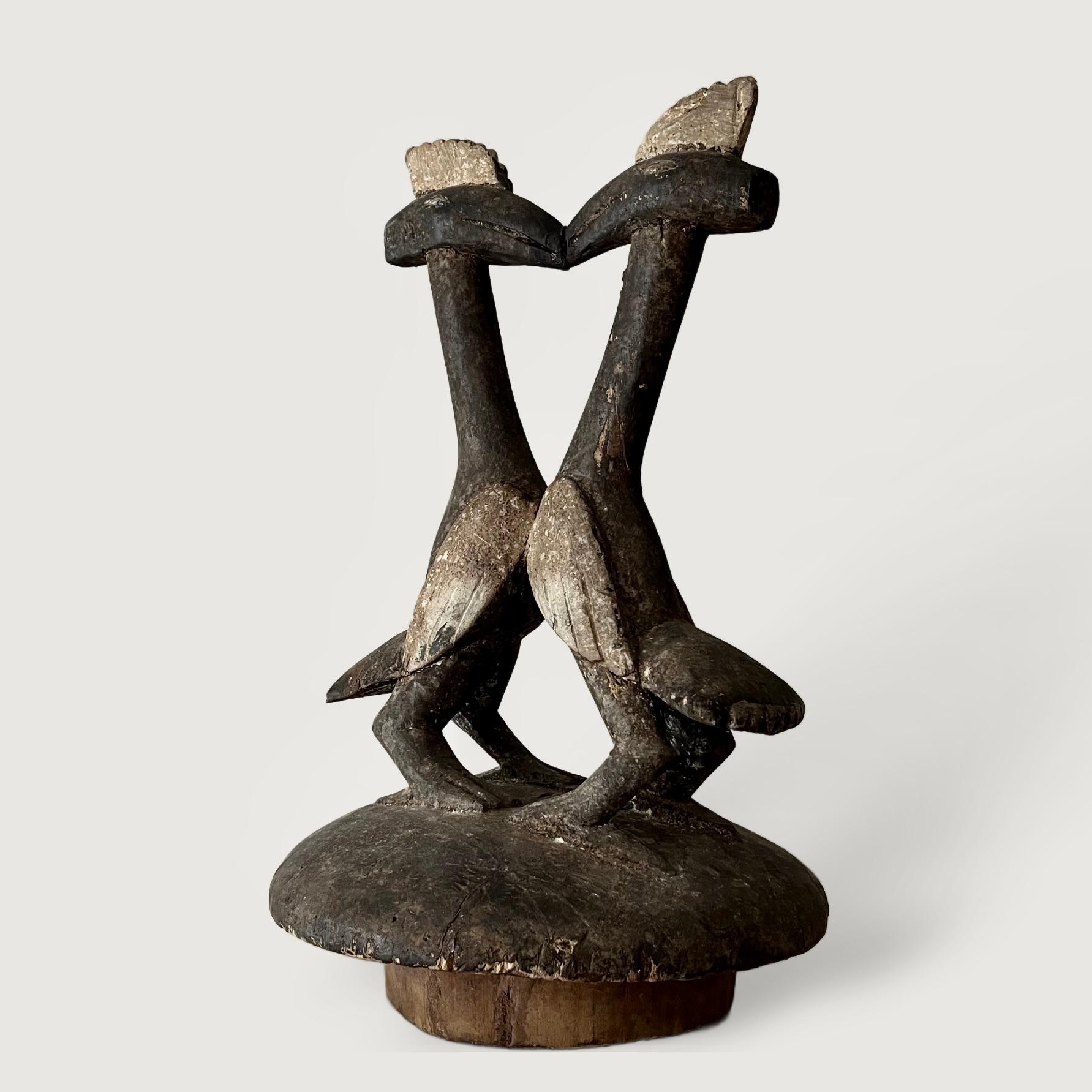 Intagliato Una scultura Senufo di due uccelli in vendita