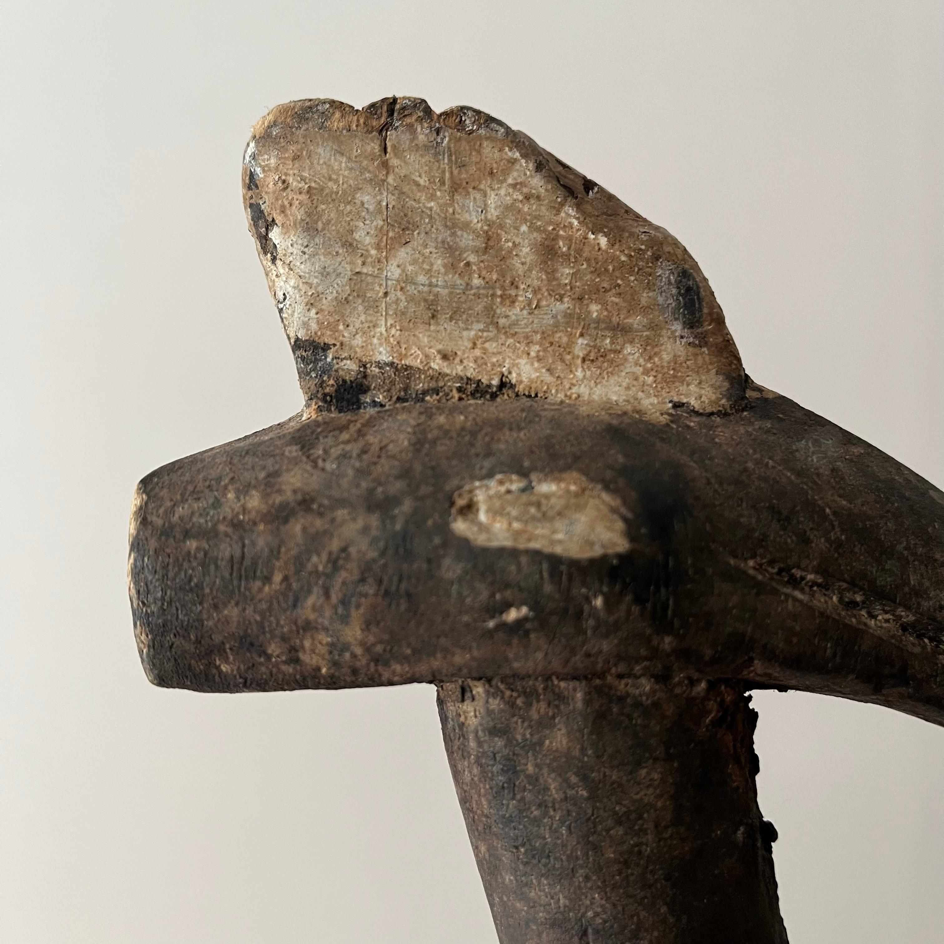 Legno Una scultura Senufo di due uccelli in vendita