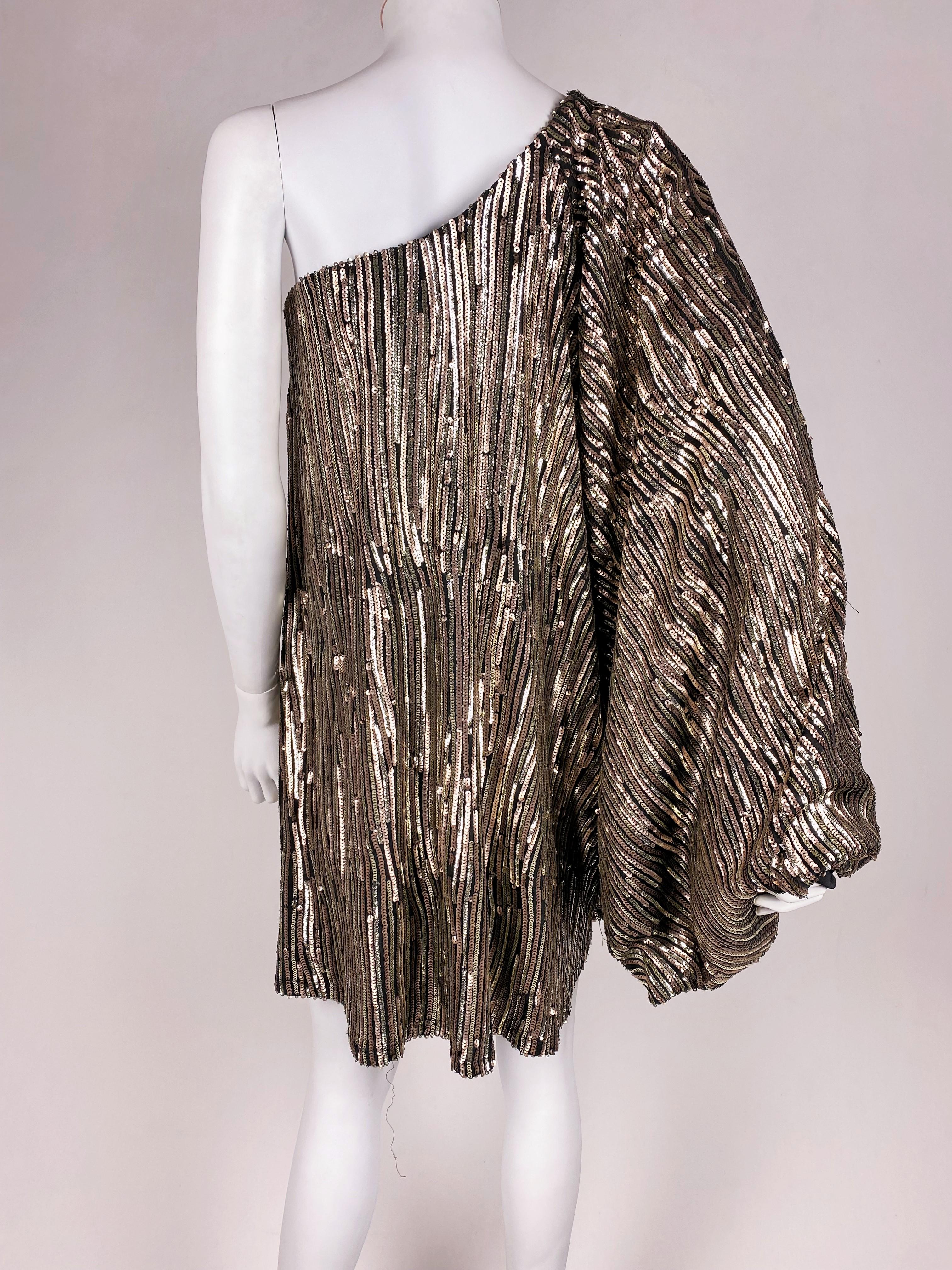 Un haut à paillettes ou une mini-robe avec une poignée en forme de batte pour une fête, France, circa 1980 en vente 10