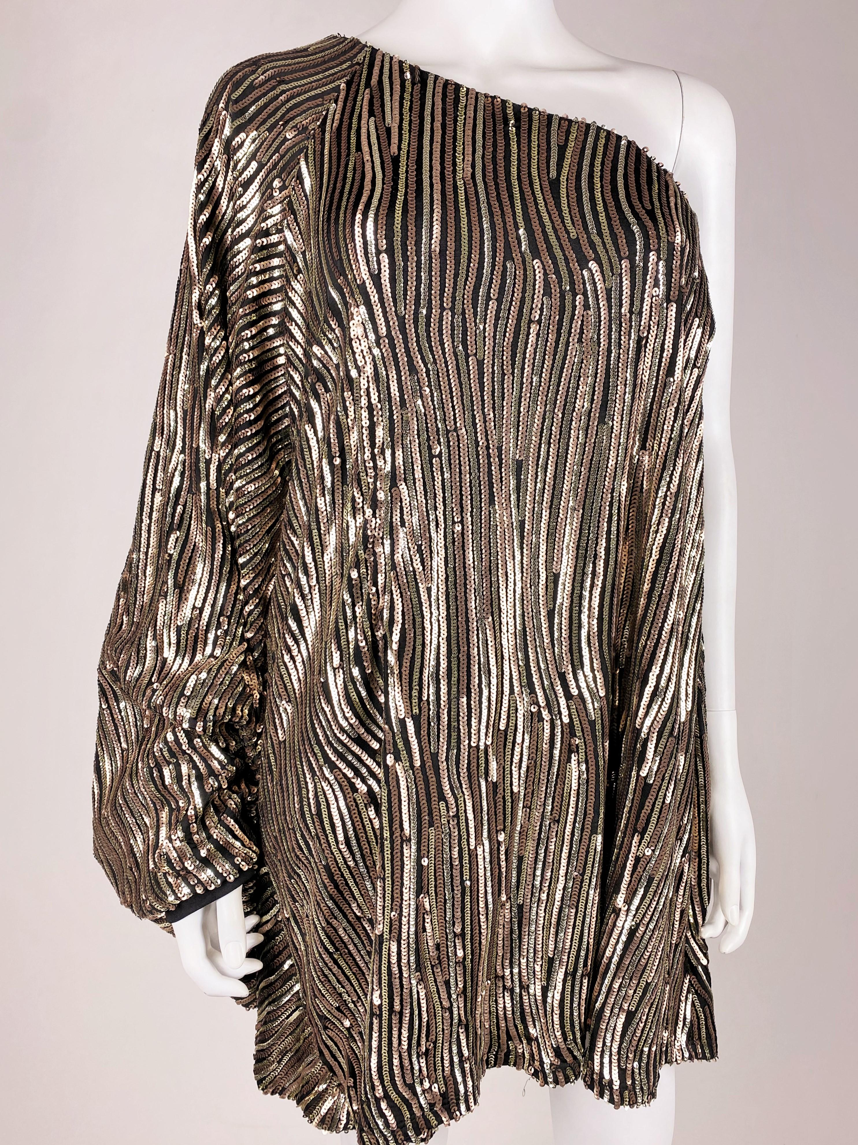Un haut à paillettes ou une mini-robe avec une poignée en forme de batte pour une fête, France, circa 1980 en vente 4