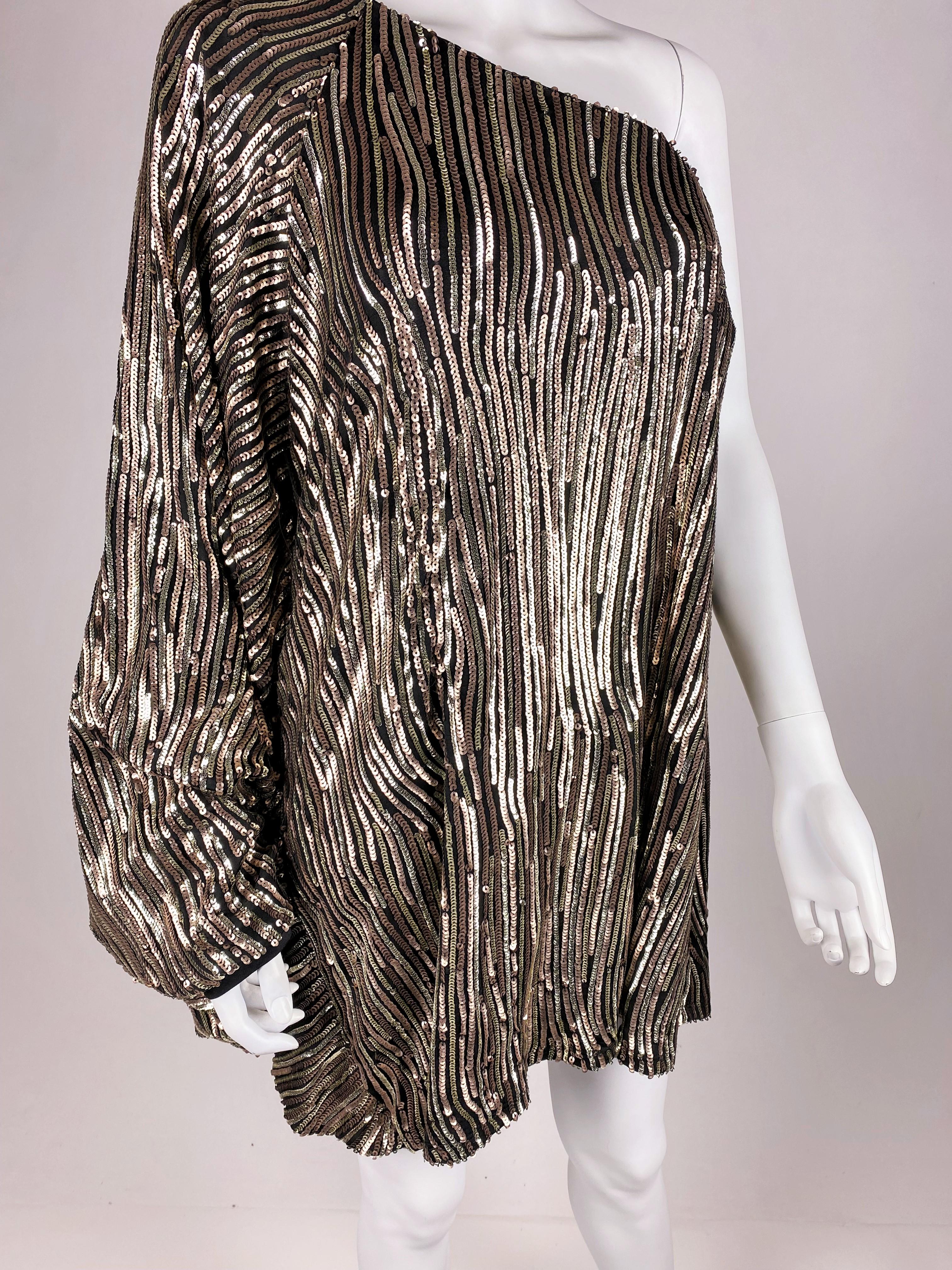 Un haut à paillettes ou une mini-robe avec une poignée en forme de batte pour une fête, France, circa 1980 en vente 5