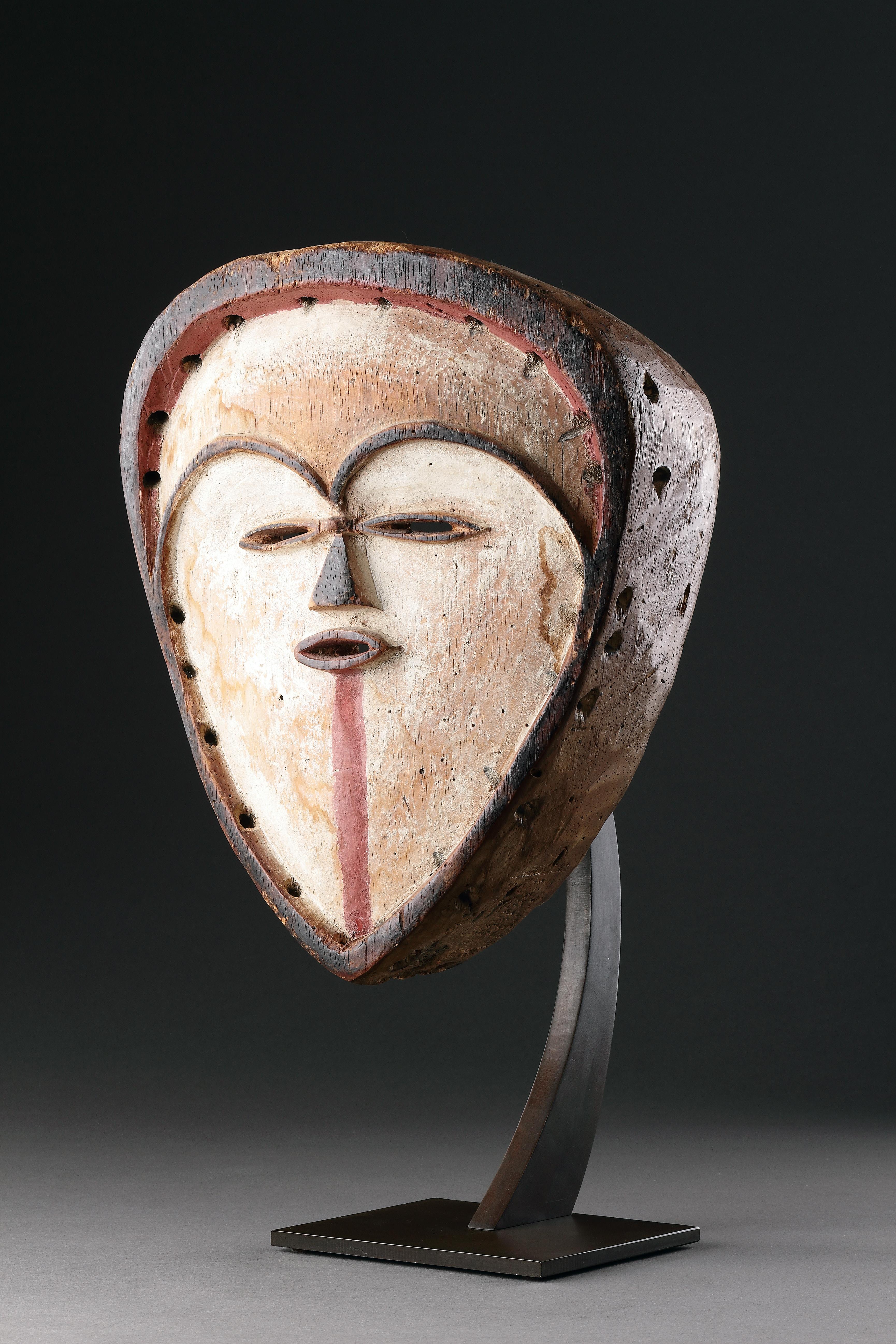 Una Máscara Vuvi Serena 
Madera, policromía, pigmento 
Gabón 
Principios del siglo XX 

Tamaño: 28 cm de alto - 11 pulgadas de alto 

Procedencia:
Ex colección Bertil y Eva Berg, Gotemburgo, Suecia
Ex Colección privada inglesa 

Literatura: