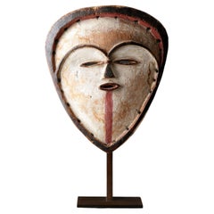 A Serene Vuvi Mask