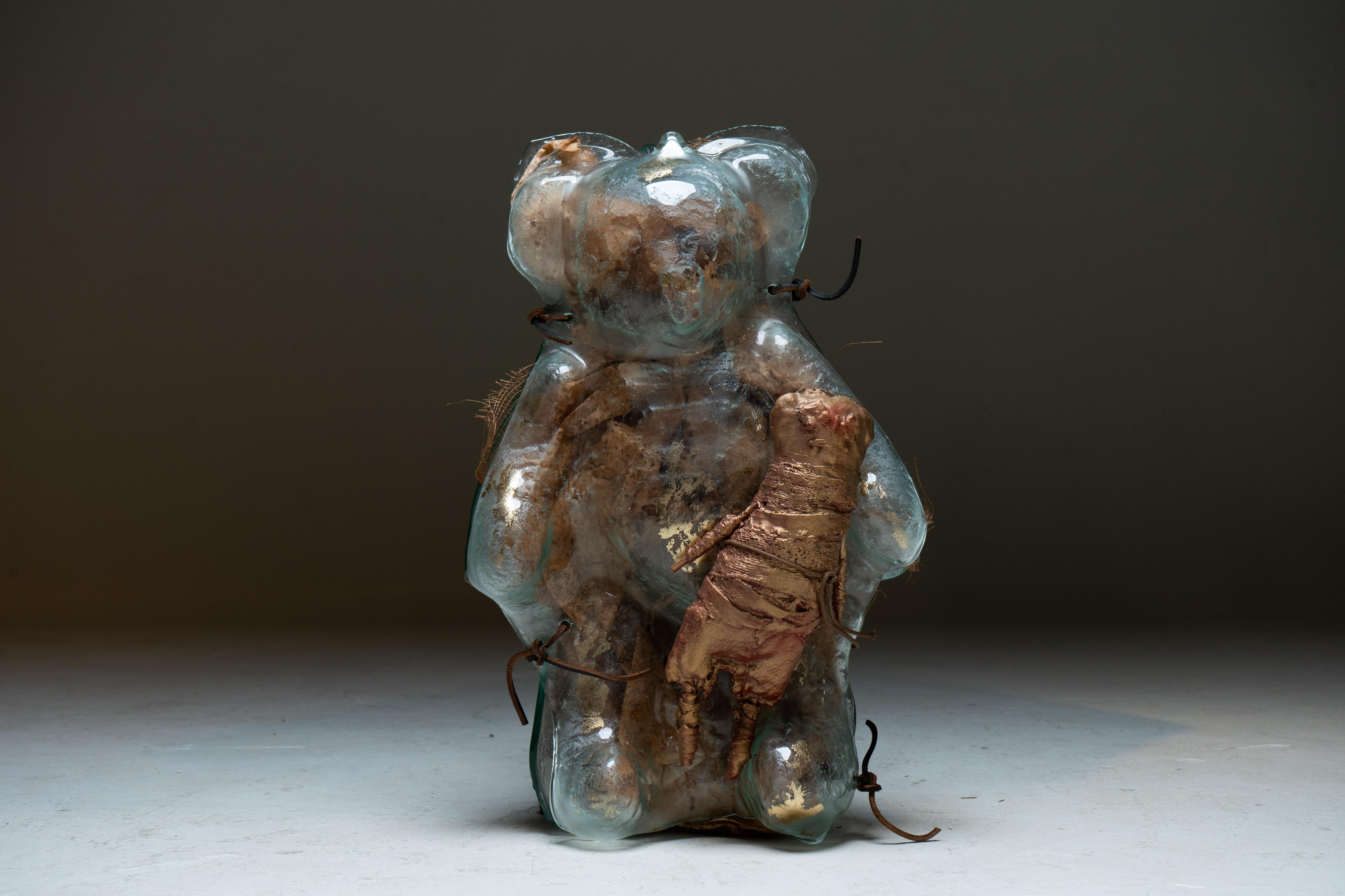 Esta caprichosa escultura de cristal de un osito de peluche es obra de Serge Mansau. Serge Mansau fue un renombrado diseñador y escultor francés. Se le conoce sobre todo por sus imaginativos y artísticos diseños de frascos de perfume. Más tarde, su