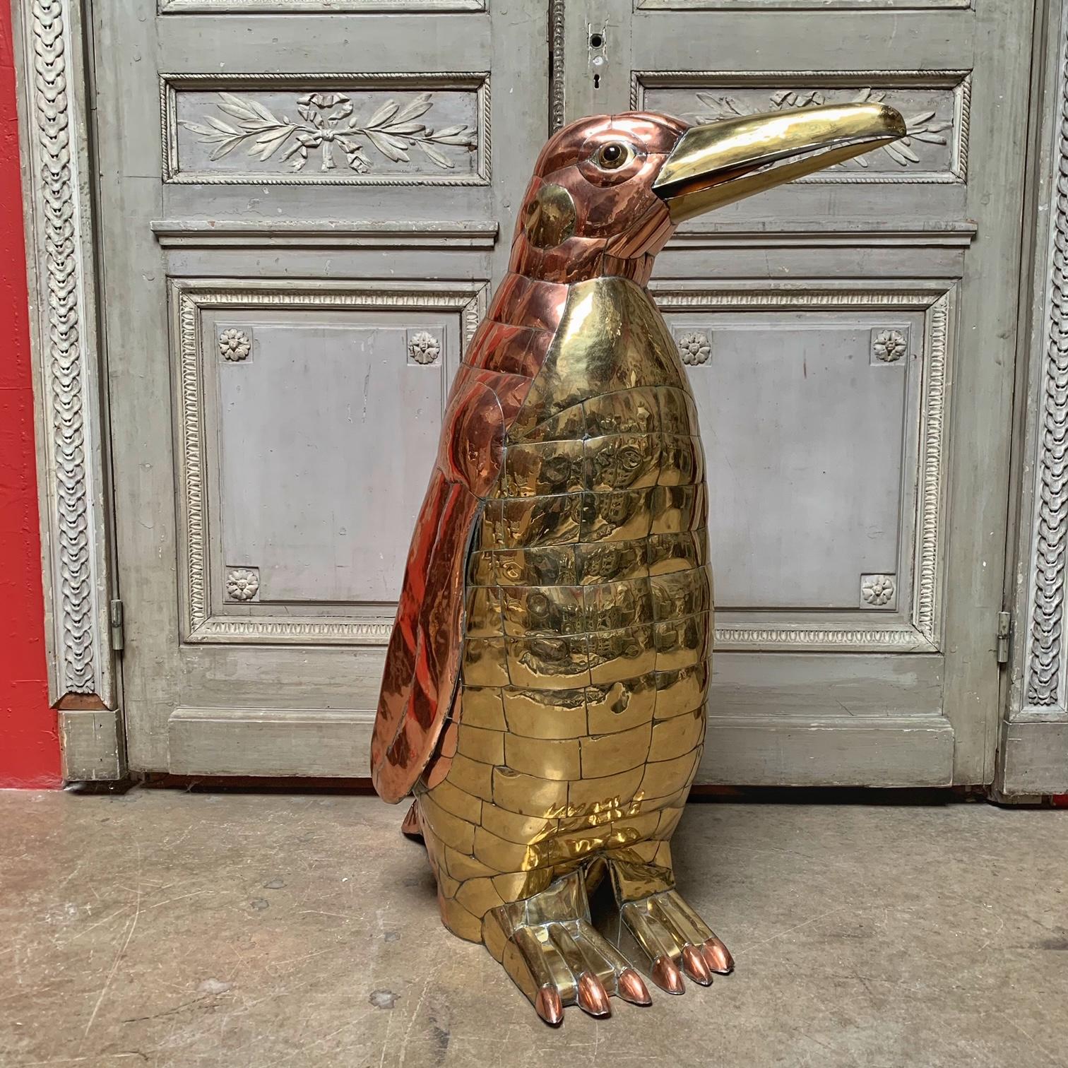 Une sculpture en piguin à très grande échelle de l'artiste mexicain Sergio Bustamante, datant des années 1970. Cette charmante pièce est composée de cuivre et de laiton.