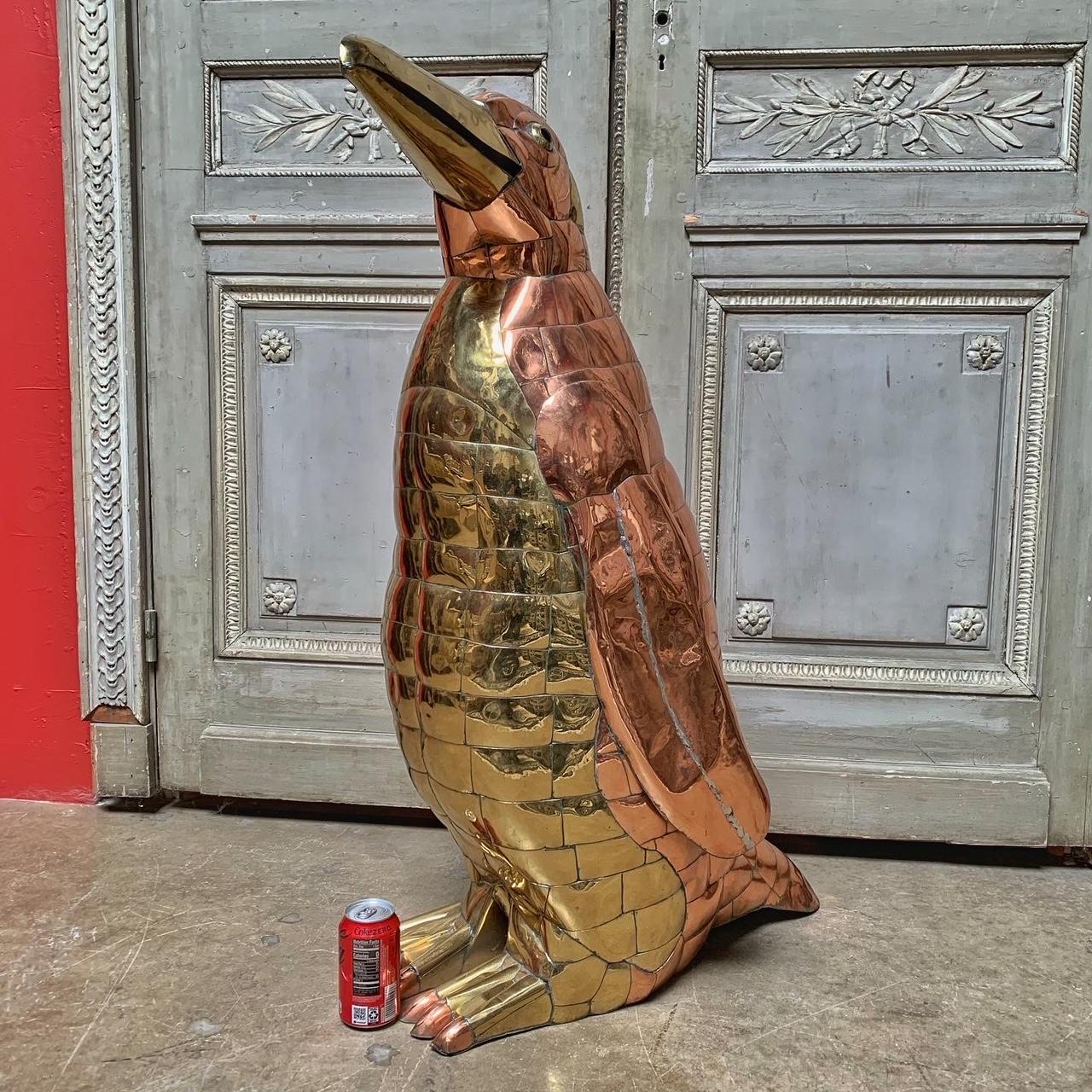 Mid-Century Modern Grande sculpture de Penguin en laiton et cuivre de Sergio Bustamante en vente