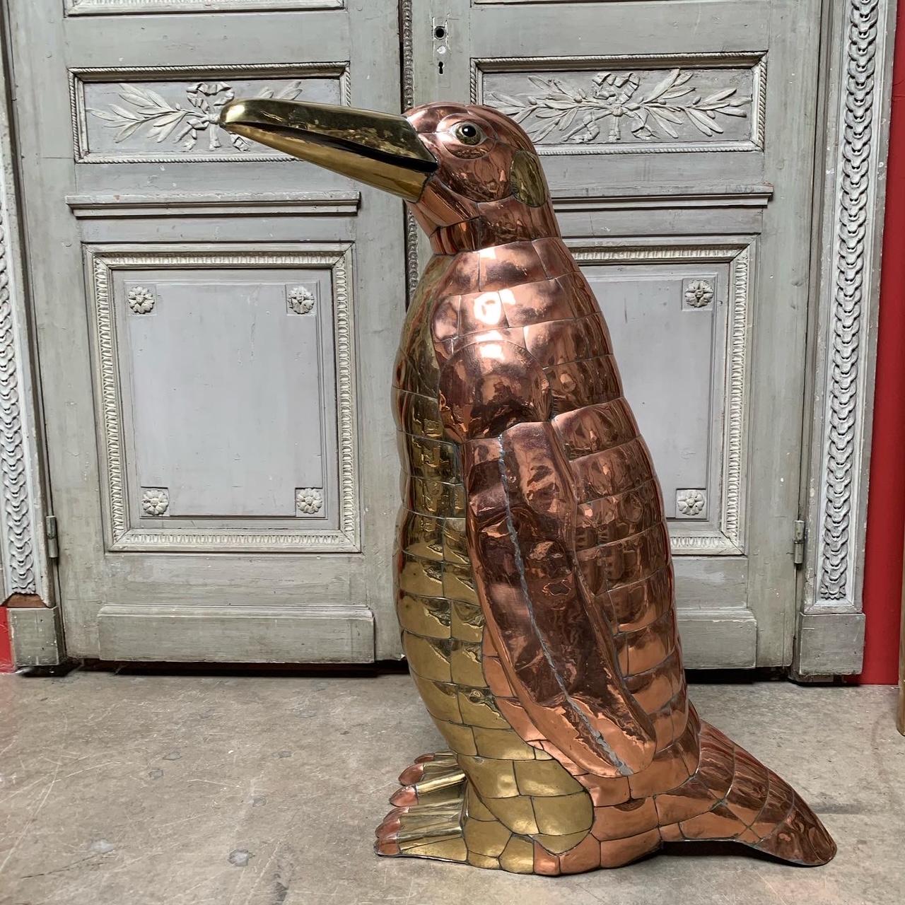 Mexicain Grande sculpture de Penguin en laiton et cuivre de Sergio Bustamante en vente