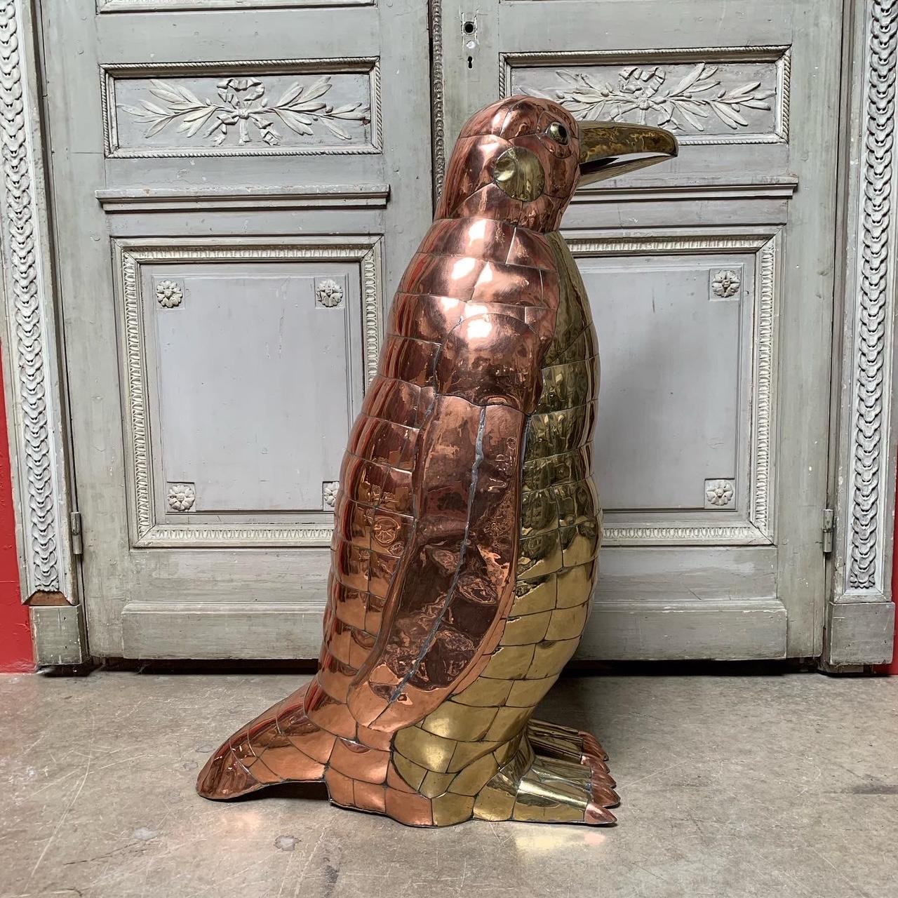 Moulage Grande sculpture de Penguin en laiton et cuivre de Sergio Bustamante en vente