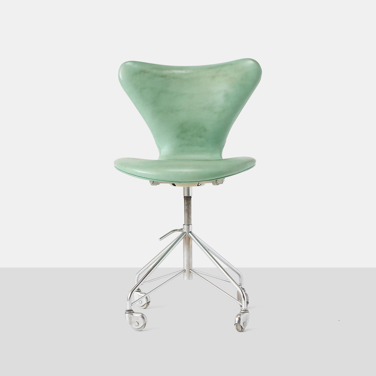 Danish A Series 7 Office Chair, Model 3117, by Arne Jacobsen