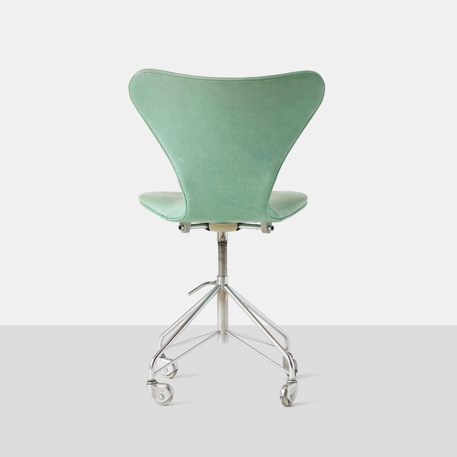 Mid-20th Century A Series 7 Office Chair, Model 3117, by Arne Jacobsen