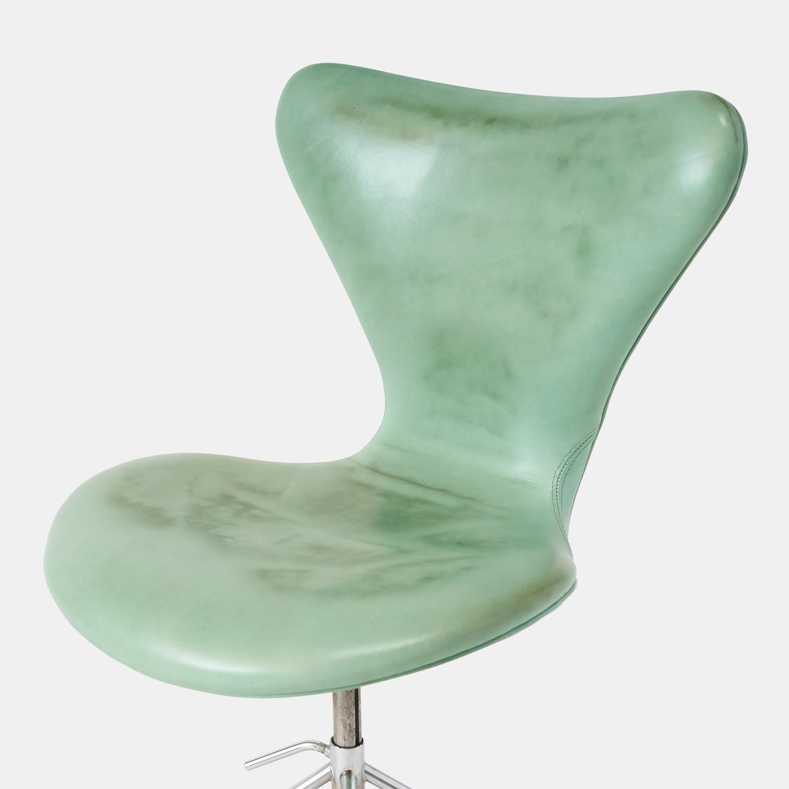 Steel A Series 7 Office Chair, Model 3117, by Arne Jacobsen