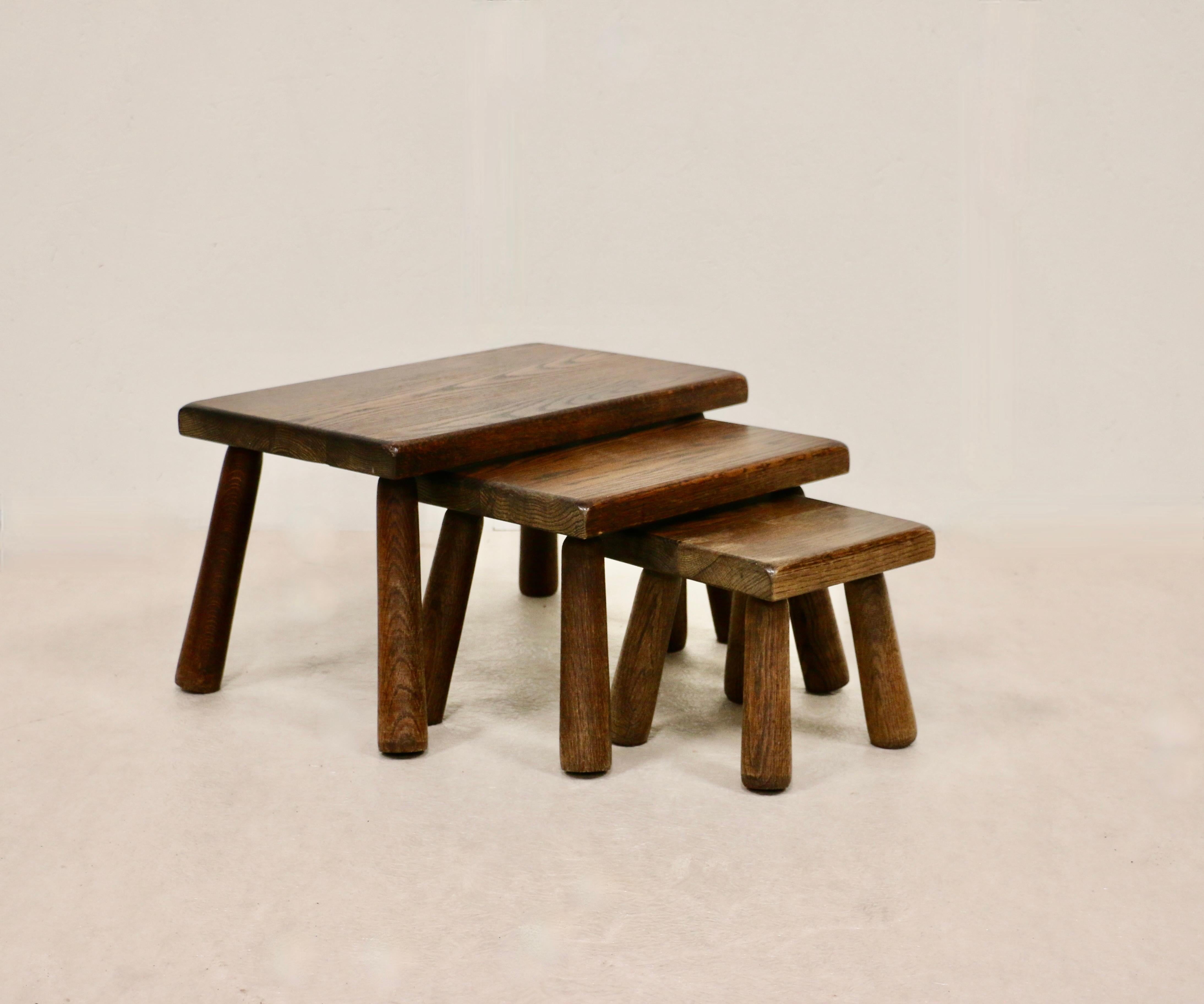 Une série de trois tables gigognes en chêne foncé.
Pieds cylindriques. France années 60.