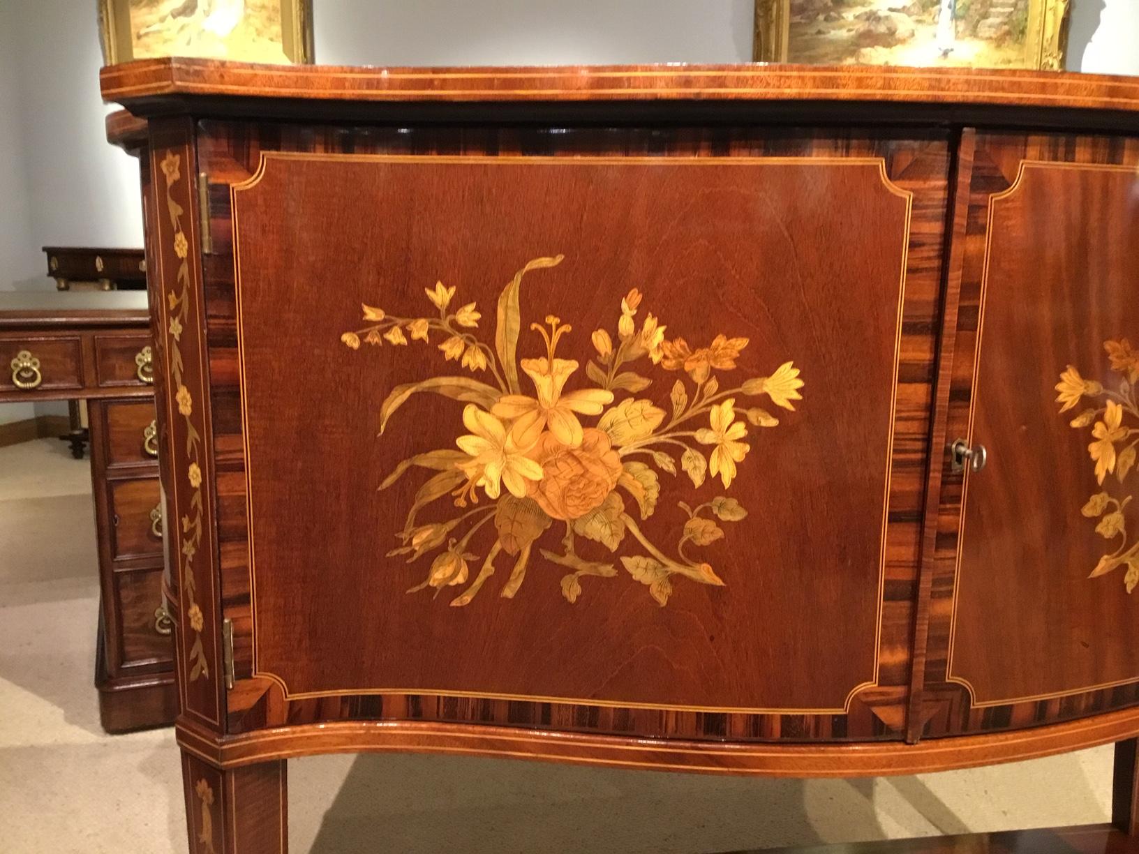 Serpentine Shaped Edwardian Period Marquetry Inlaid Side Cabinet im Zustand „Hervorragend“ in Darwen, GB