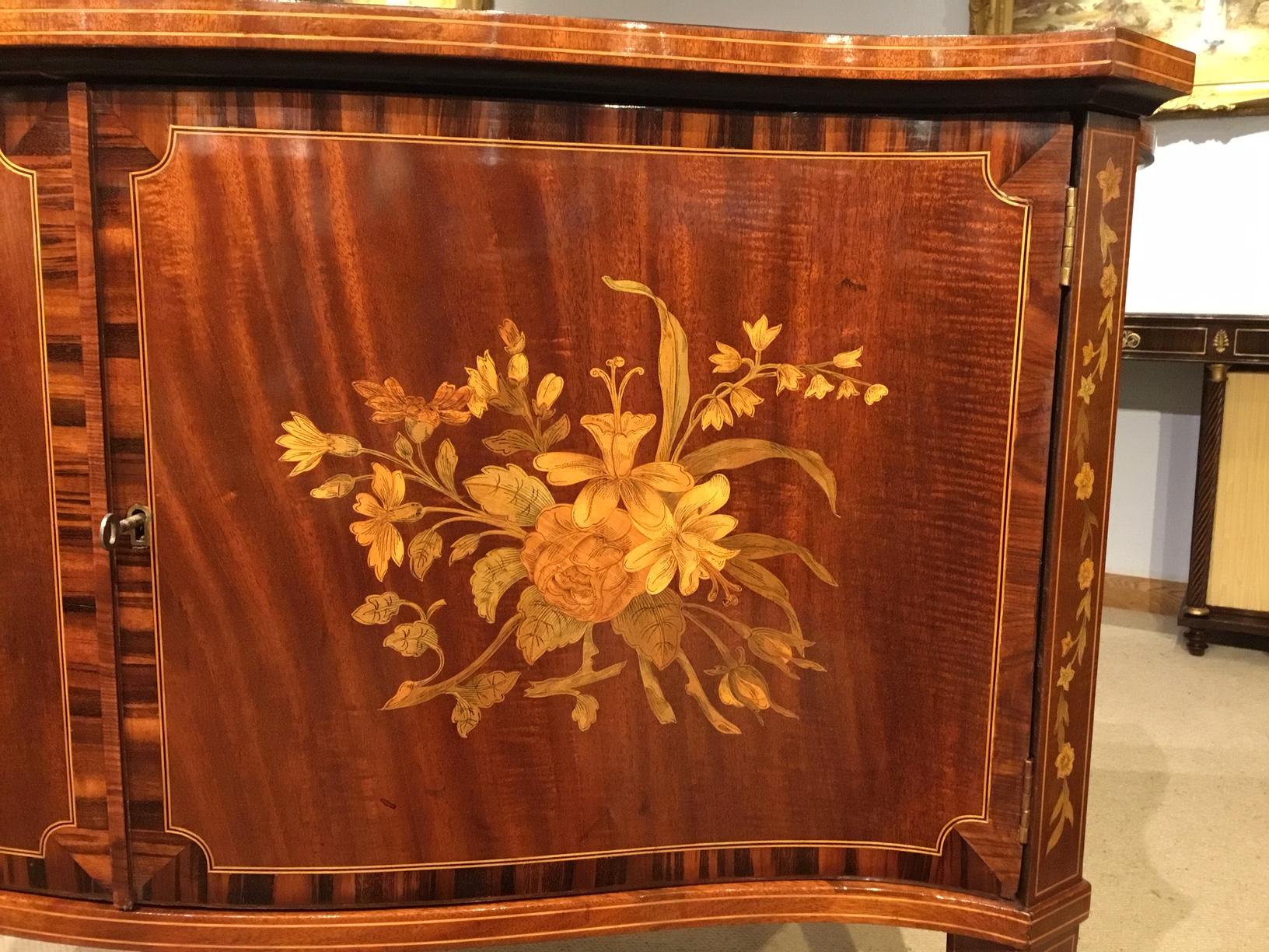 Serpentine Shaped Edwardian Period Marquetry Inlaid Side Cabinet (Frühes 20. Jahrhundert)