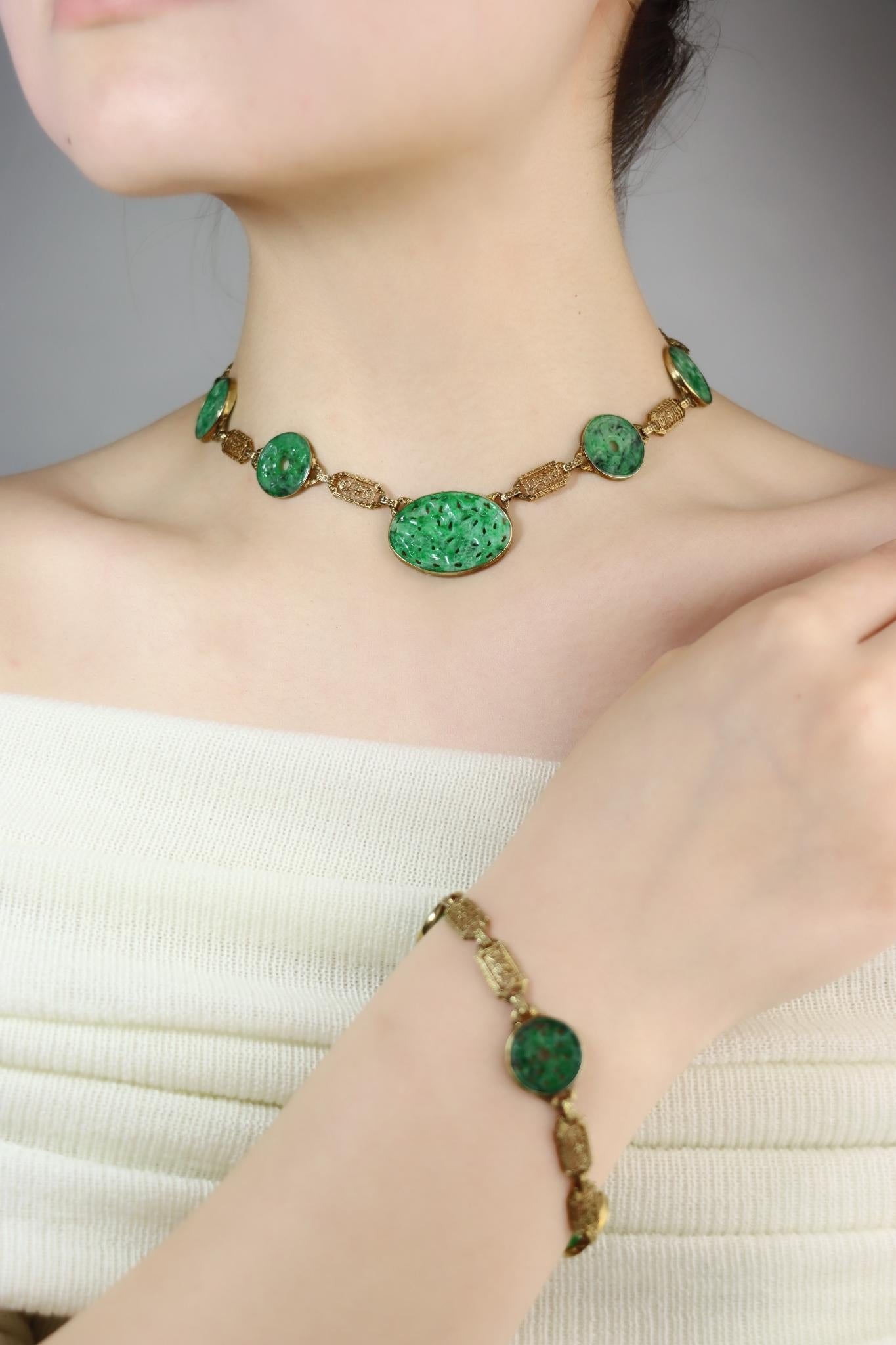Ein Set im chinesischen Stil 14K Gold Jade graviert Halskette & Armband

Ungefähre Abmessungen:
Halskette:
36,3 cm (Länge)
0,7 cm - 2 cm (Breite)
17,9 Gramm Gewicht.
Armbänder:
18,6 cm (Länge)
0,7 cm - 1,4 cm (Breite)
8,9 Gramm Gewicht.