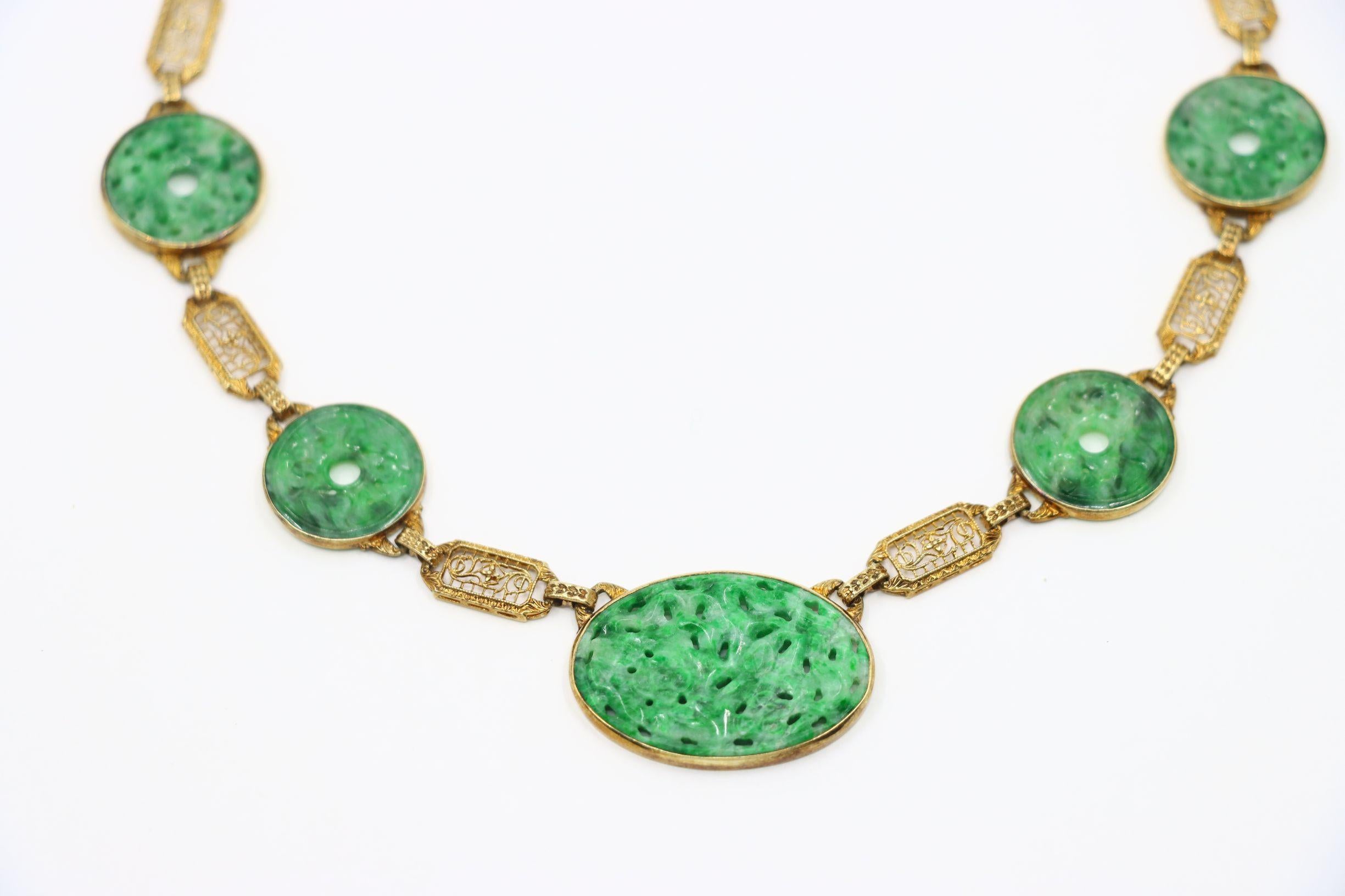 Ein Satz im chinesischen Stil 14K Gold Jade eingraviert  Halskette und Armband Damen im Angebot