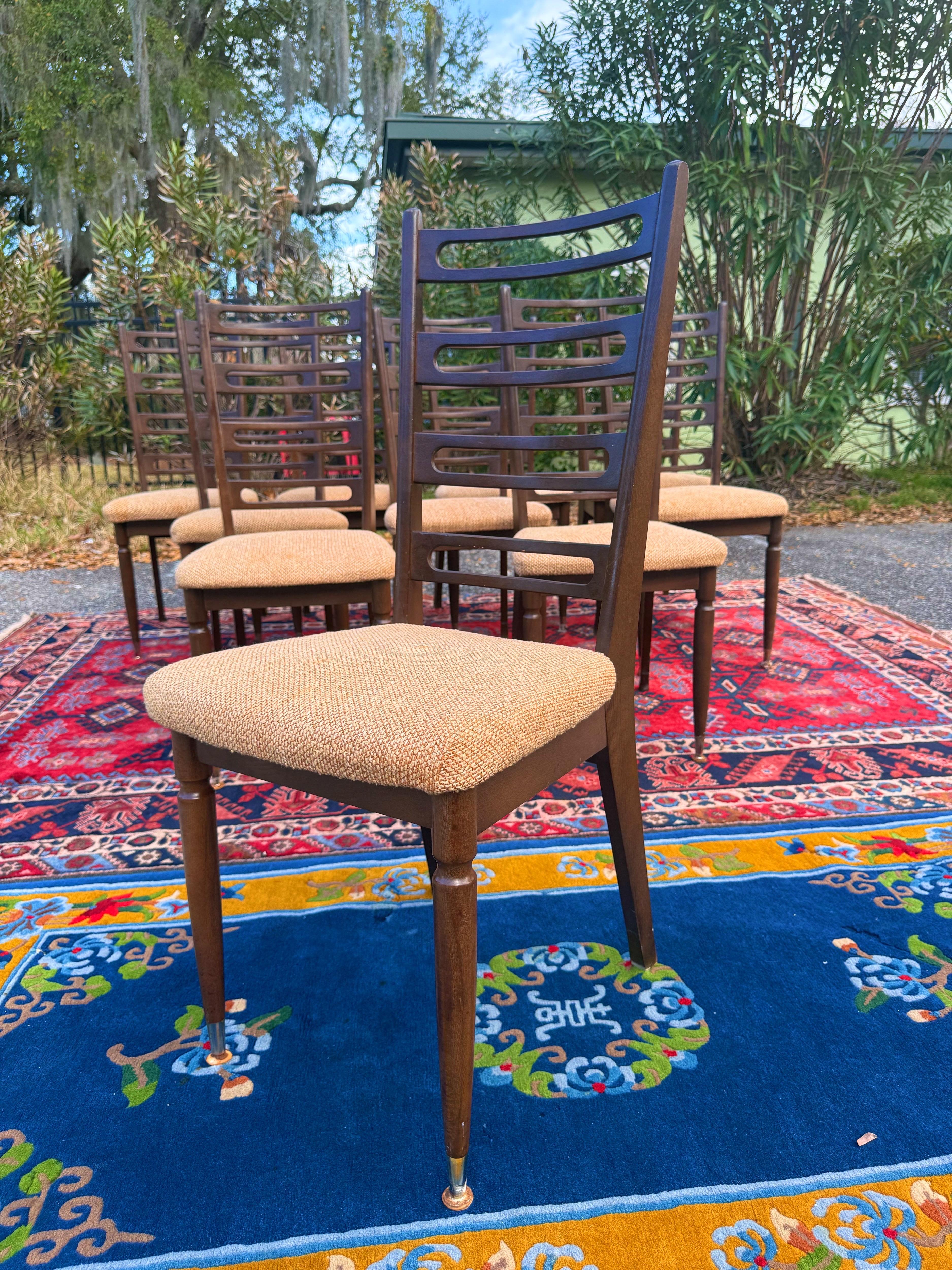 Un set di 10 sedie da pranzo moderne danesi in noce del 1960 con schienale a scaletta in vendita 3