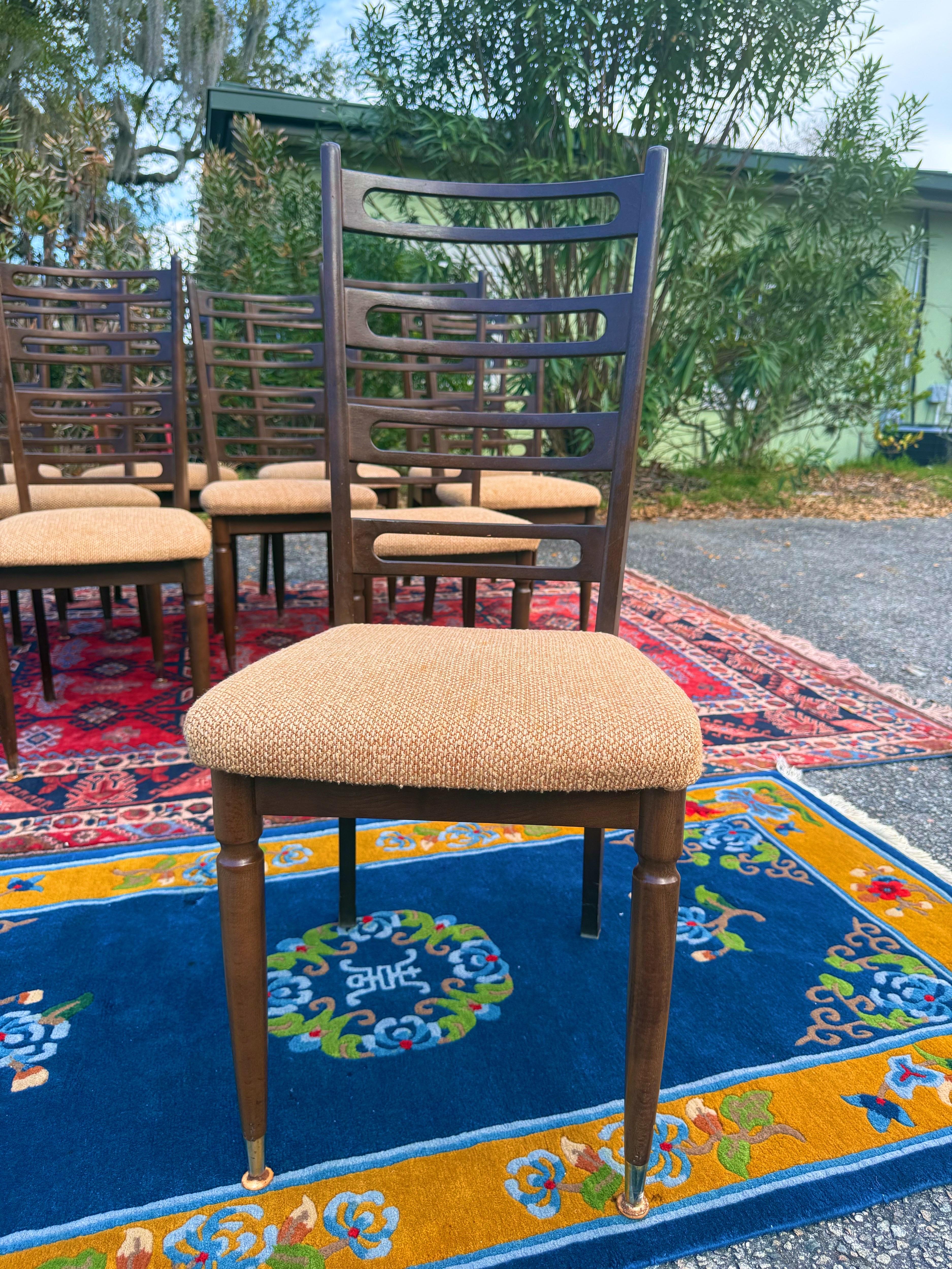 Un set di 10 sedie da pranzo moderne danesi in noce del 1960 con schienale a scaletta in vendita 6