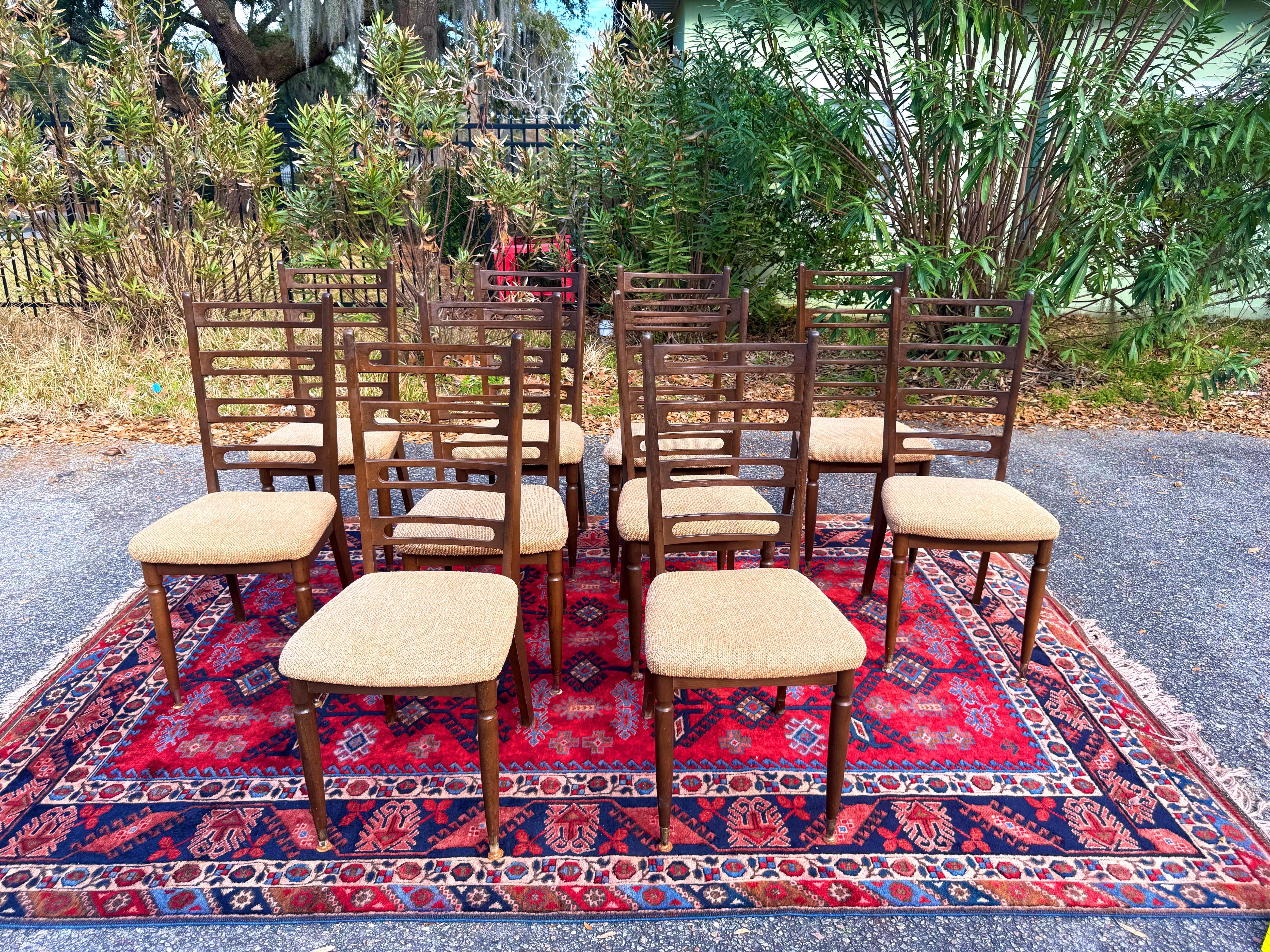 Qui offriamo un set di 10 sedie da pranzo con schienale a scaletta in stile danese-moderno.  Sono difficili da identificare a causa dell'epoca e del luogo in cui sono stati realizzati.  Ogni sedia è dotata di 4 schienali a doghe orizzontali a doppio