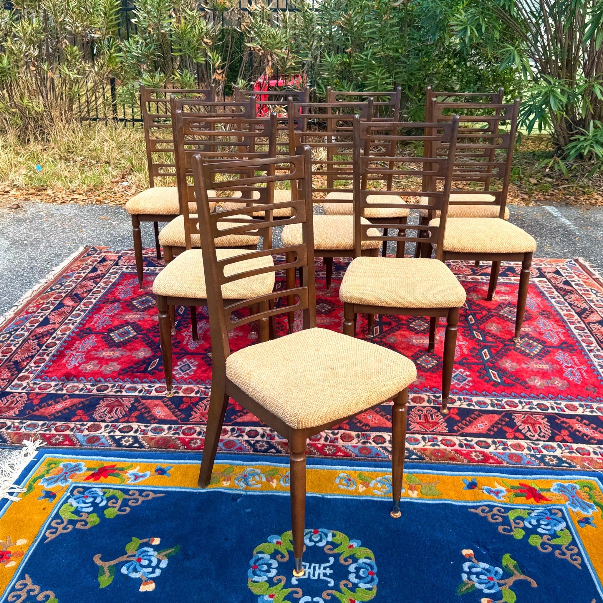 Mid-Century moderno Un set di 10 sedie da pranzo moderne danesi in noce del 1960 con schienale a scaletta in vendita