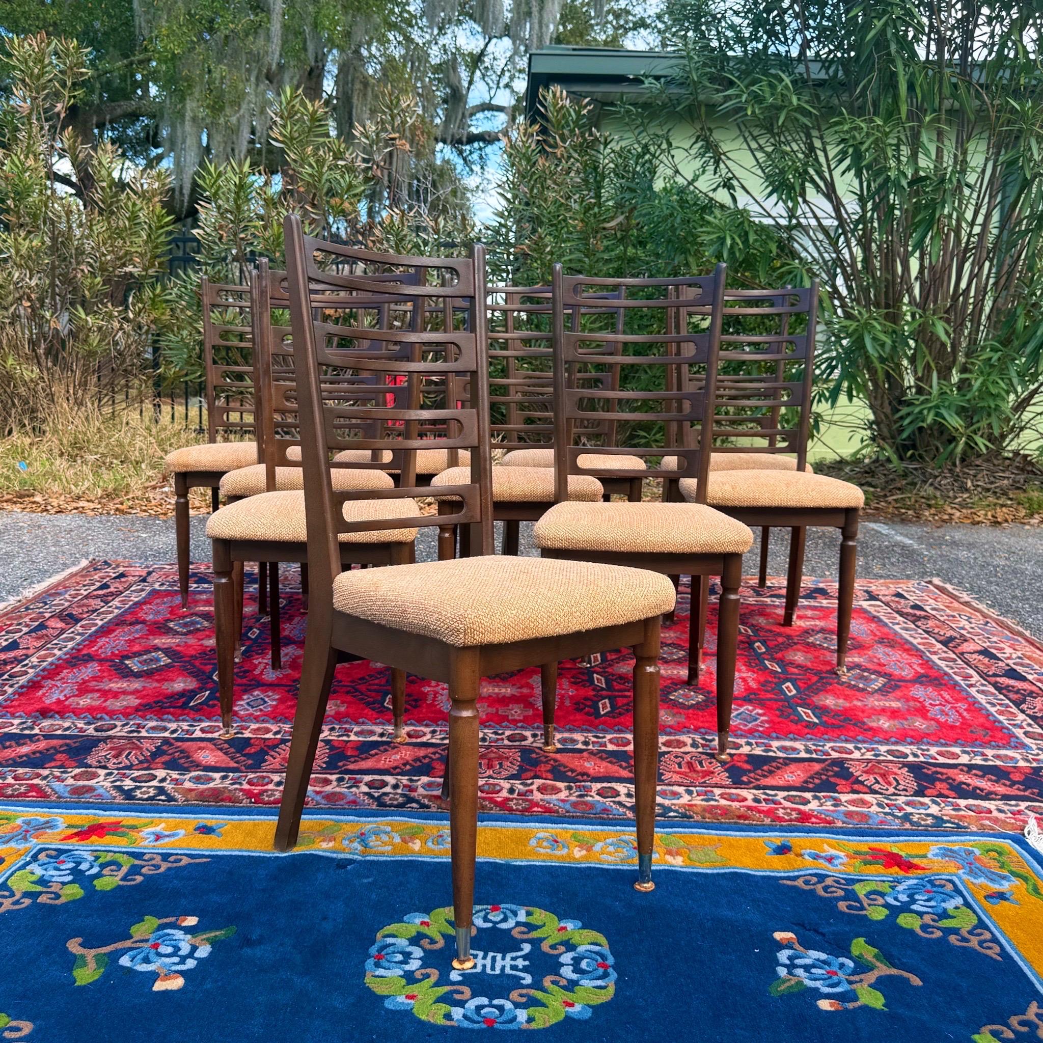 XX secolo Un set di 10 sedie da pranzo moderne danesi in noce del 1960 con schienale a scaletta in vendita