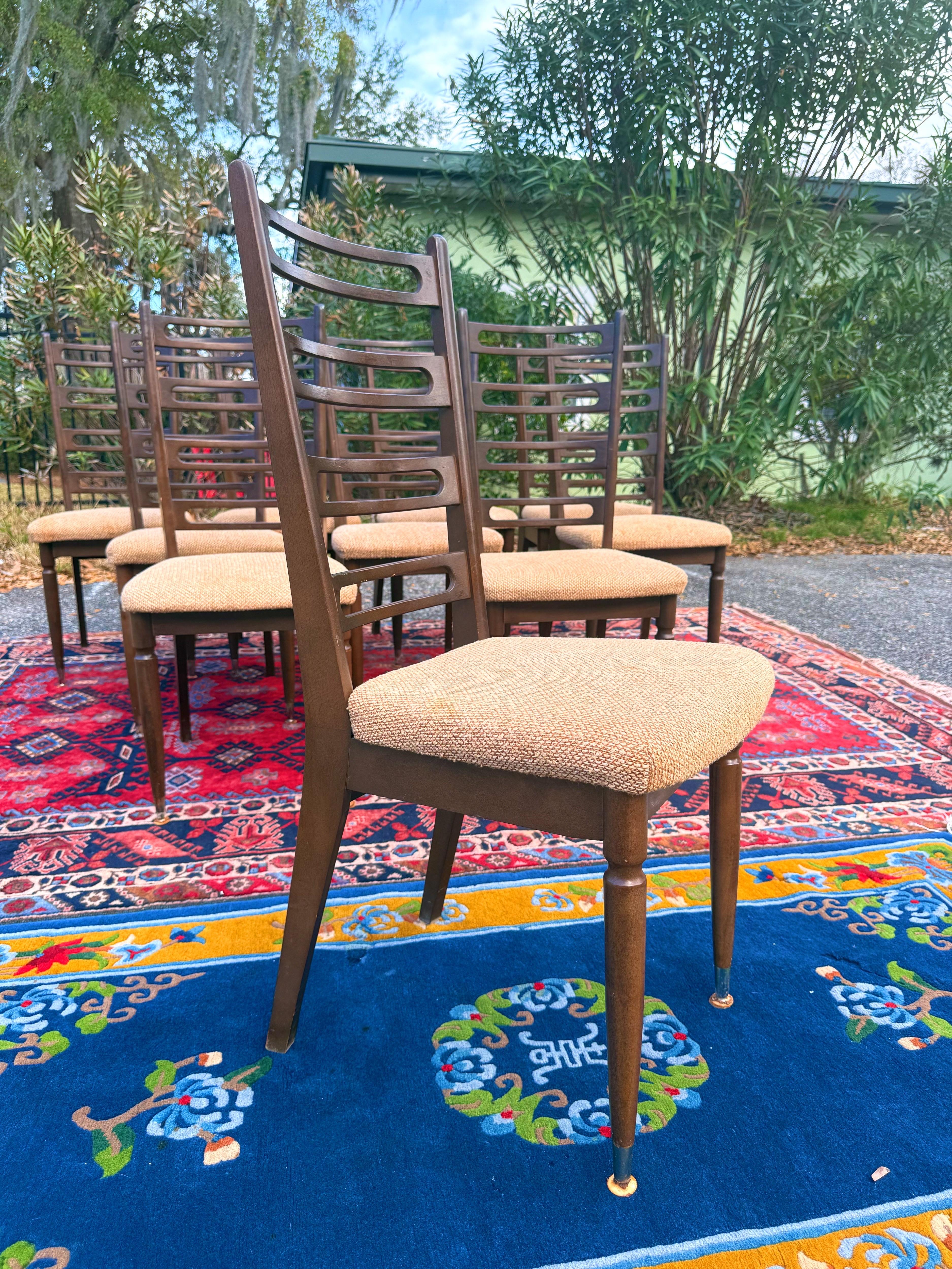 Tappezzeria Un set di 10 sedie da pranzo moderne danesi in noce del 1960 con schienale a scaletta in vendita