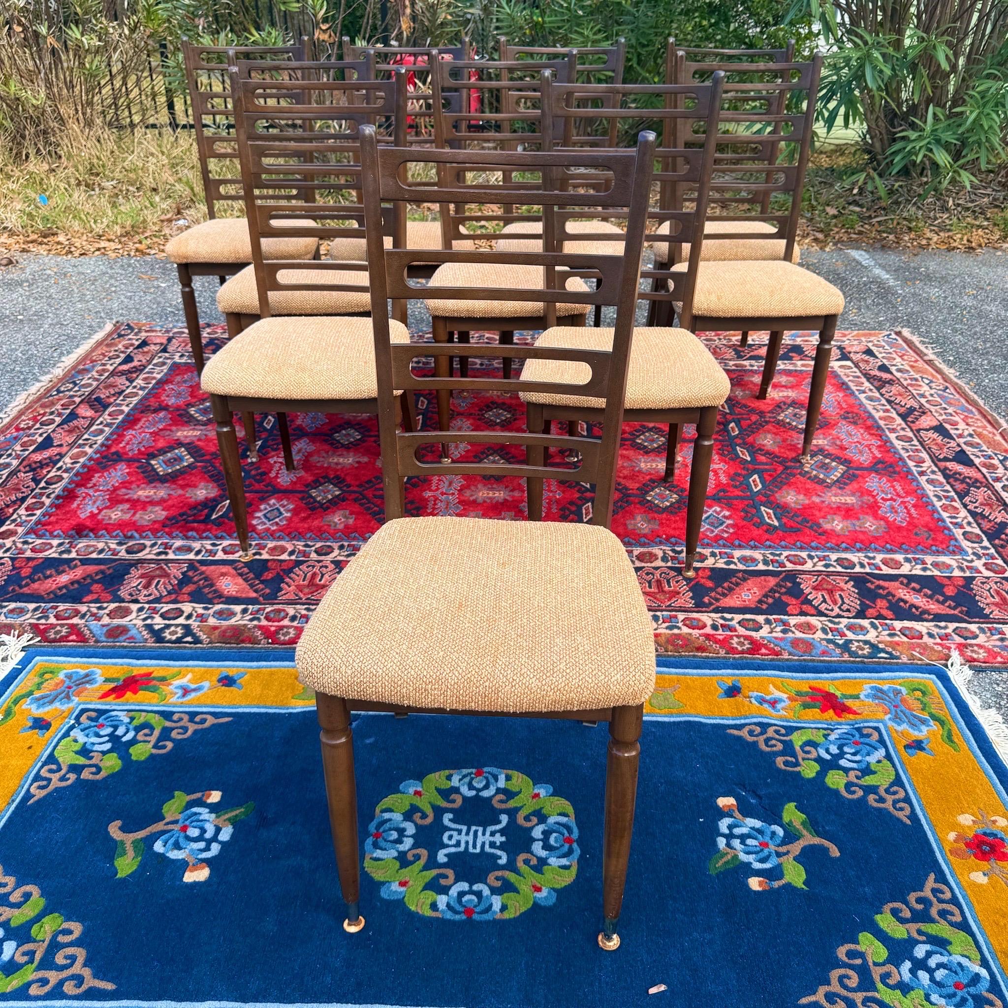 Un set di 10 sedie da pranzo moderne danesi in noce del 1960 con schienale a scaletta in vendita 1