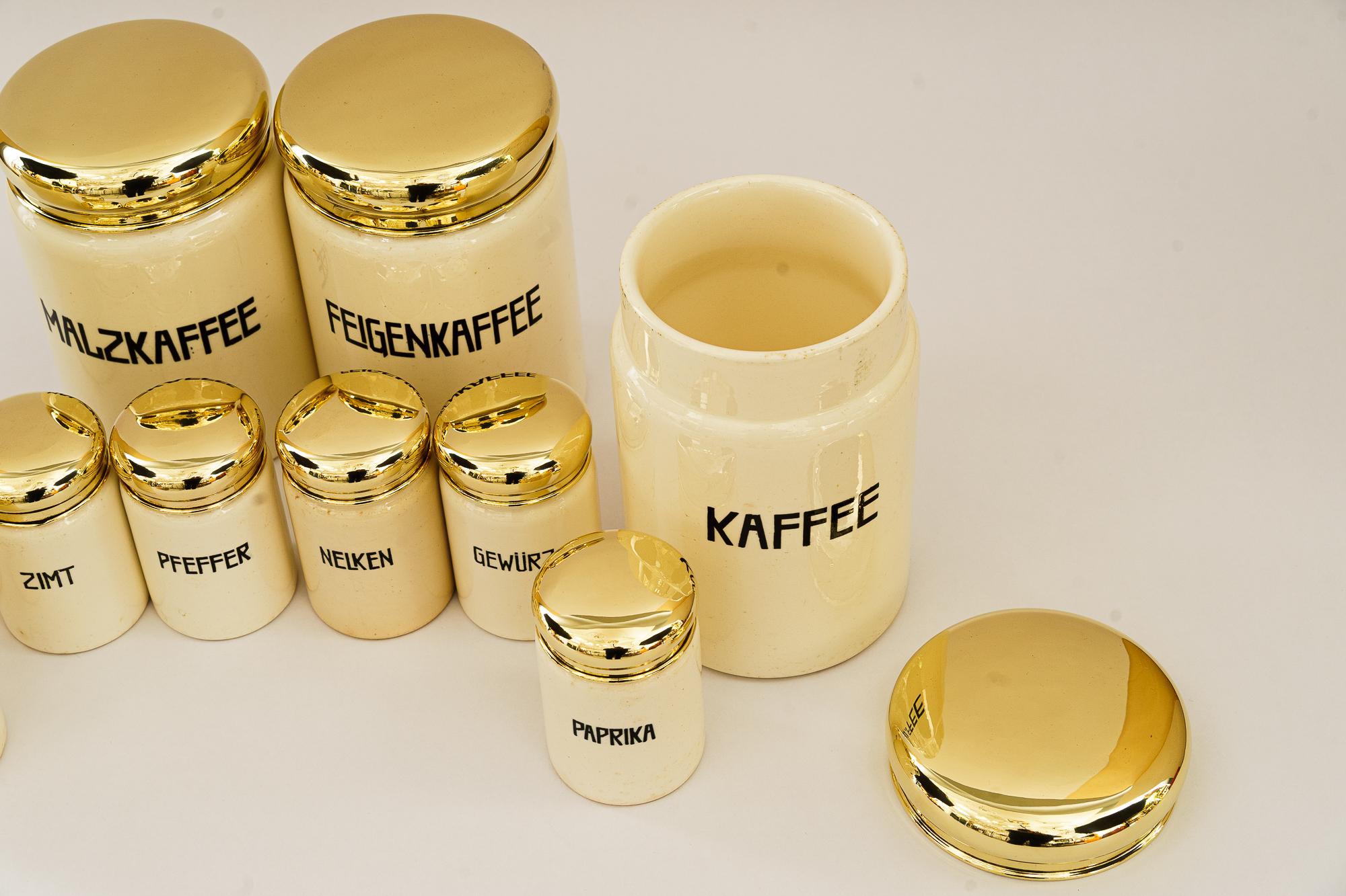 A set of 10 ceramic spice jars vienna around 1930s In Good Condition For Sale In Wien, AT