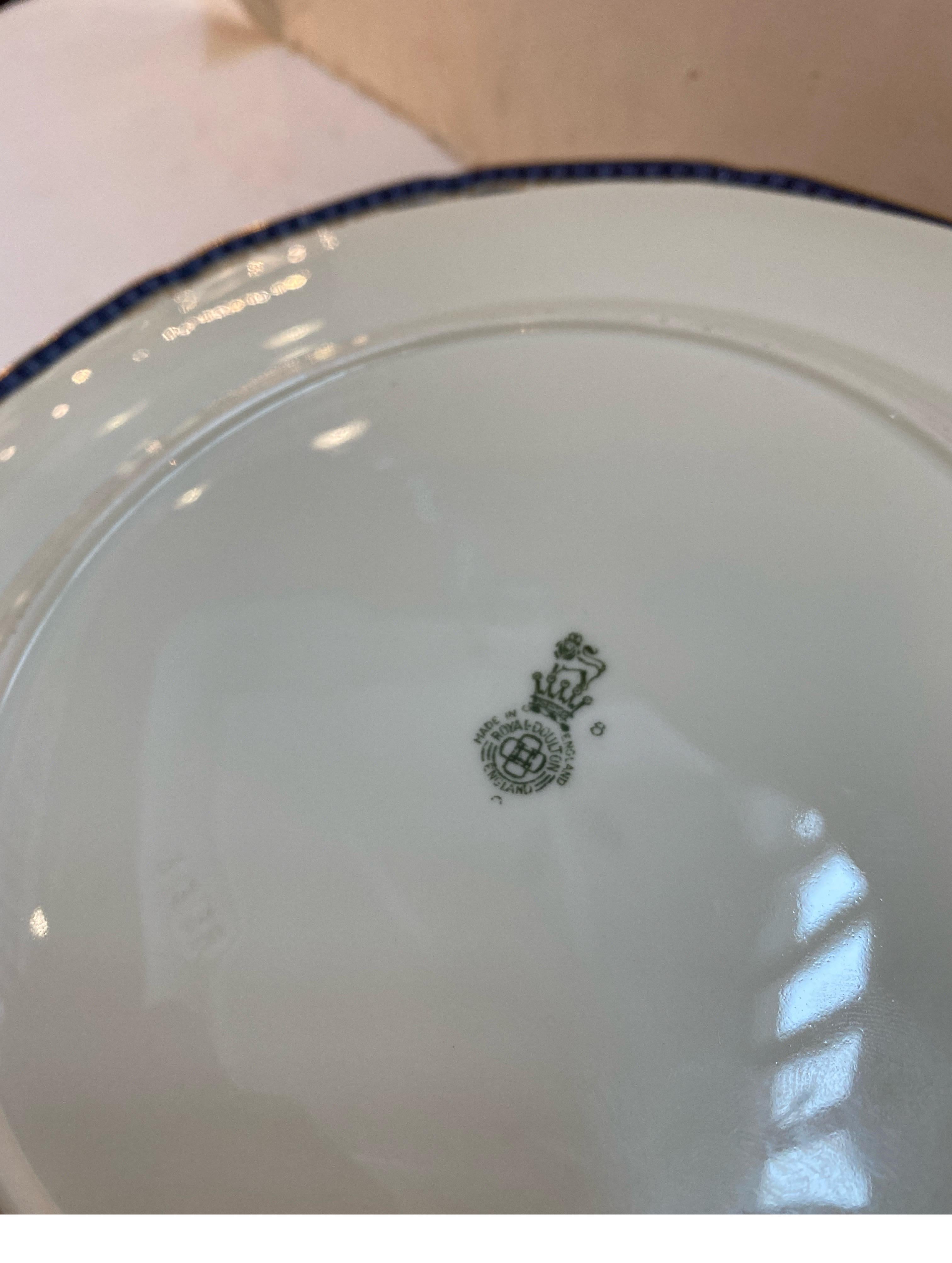 Set von 10 handbemalten antiken Servicetellern von Royal Doulton, um 1915 im Zustand „Hervorragend“ im Angebot in Lambertville, NJ