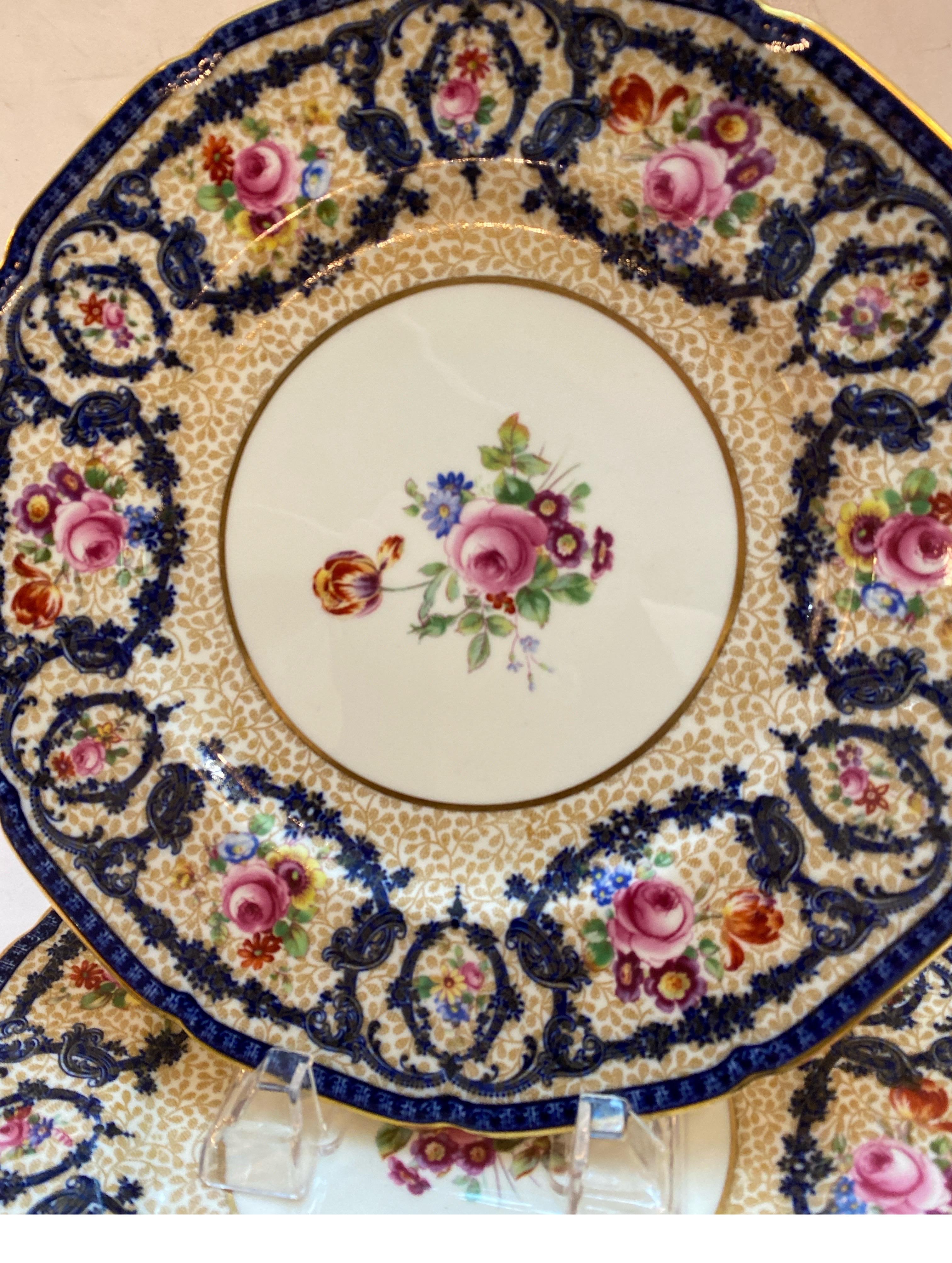 Set von 10 handbemalten antiken Servicetellern von Royal Doulton, um 1915 im Angebot 1