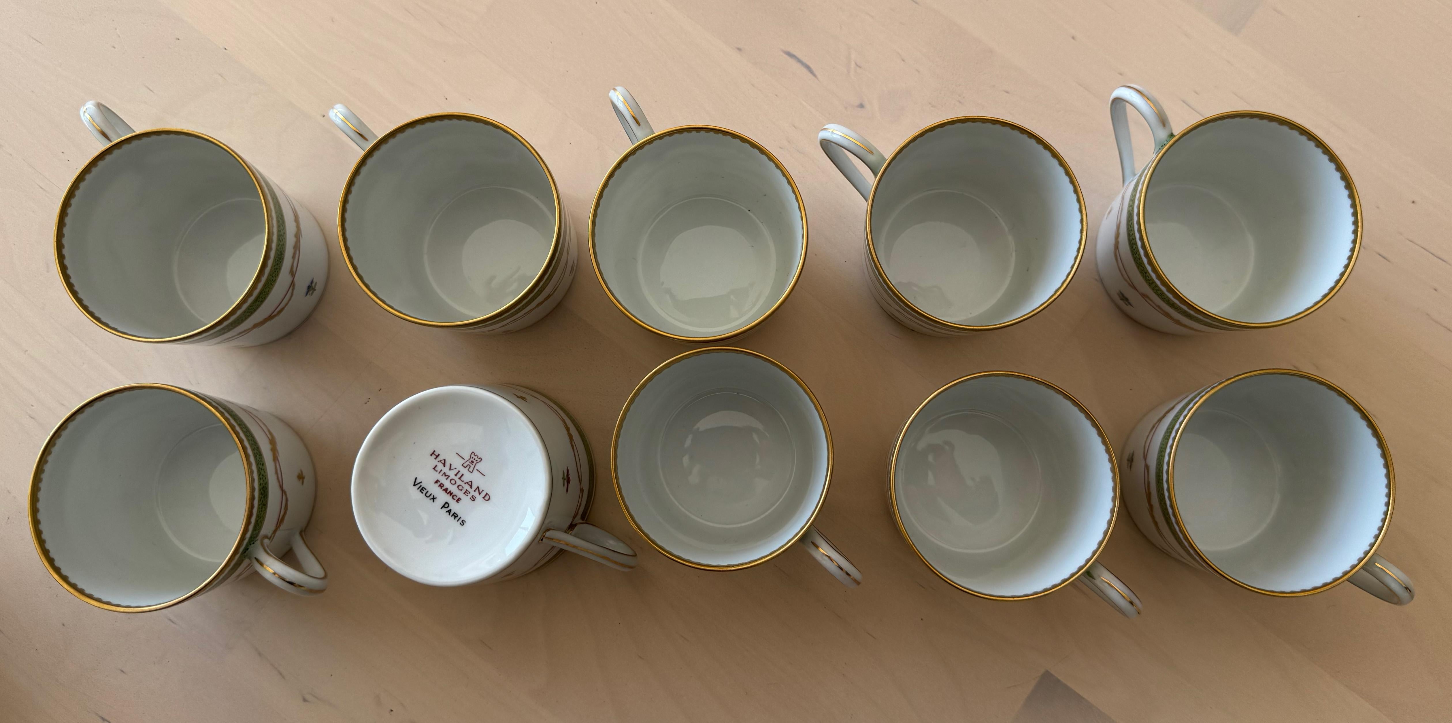 Set von 10 grünen Haviland Vieux Pariser Espresso-Tasse und Untertassen mit Untertassen, Limoges, Frankreich (Handbemalt) im Angebot