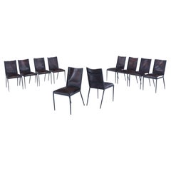 Un ensemble de 10 chaises de salle à manger en fer et en cuir, à la manière de J.M Frank