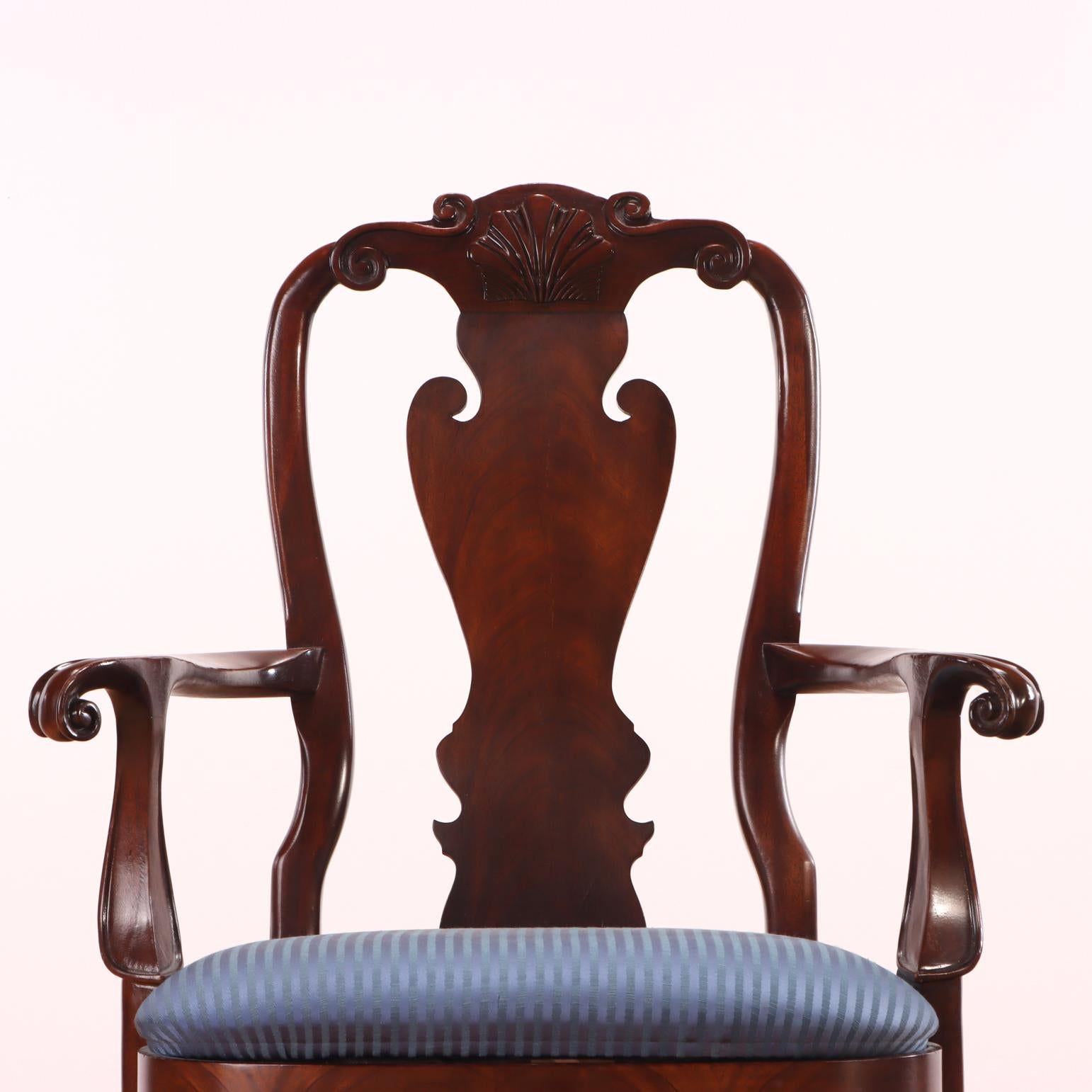 Ein Satz von 10 Mahagoni-Esszimmerstühlen im Queen Anne-Stil von Councill, C. 1985. im Zustand „Gut“ im Angebot in Philadelphia, PA