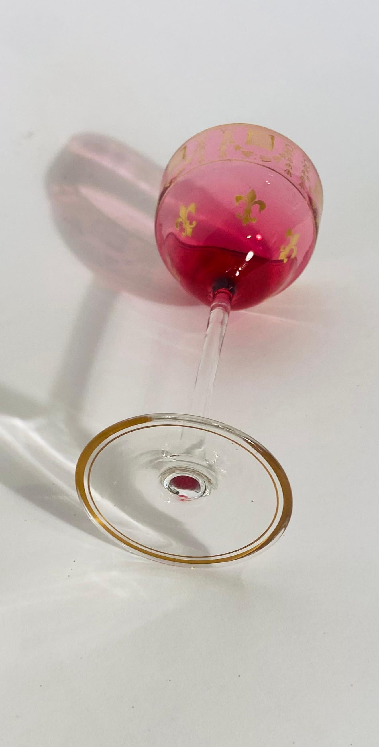 Ensemble de 10 verres à vin dorés en rubis, ancien français datant d'environ 1900. Fleur De Lis  en vente 1