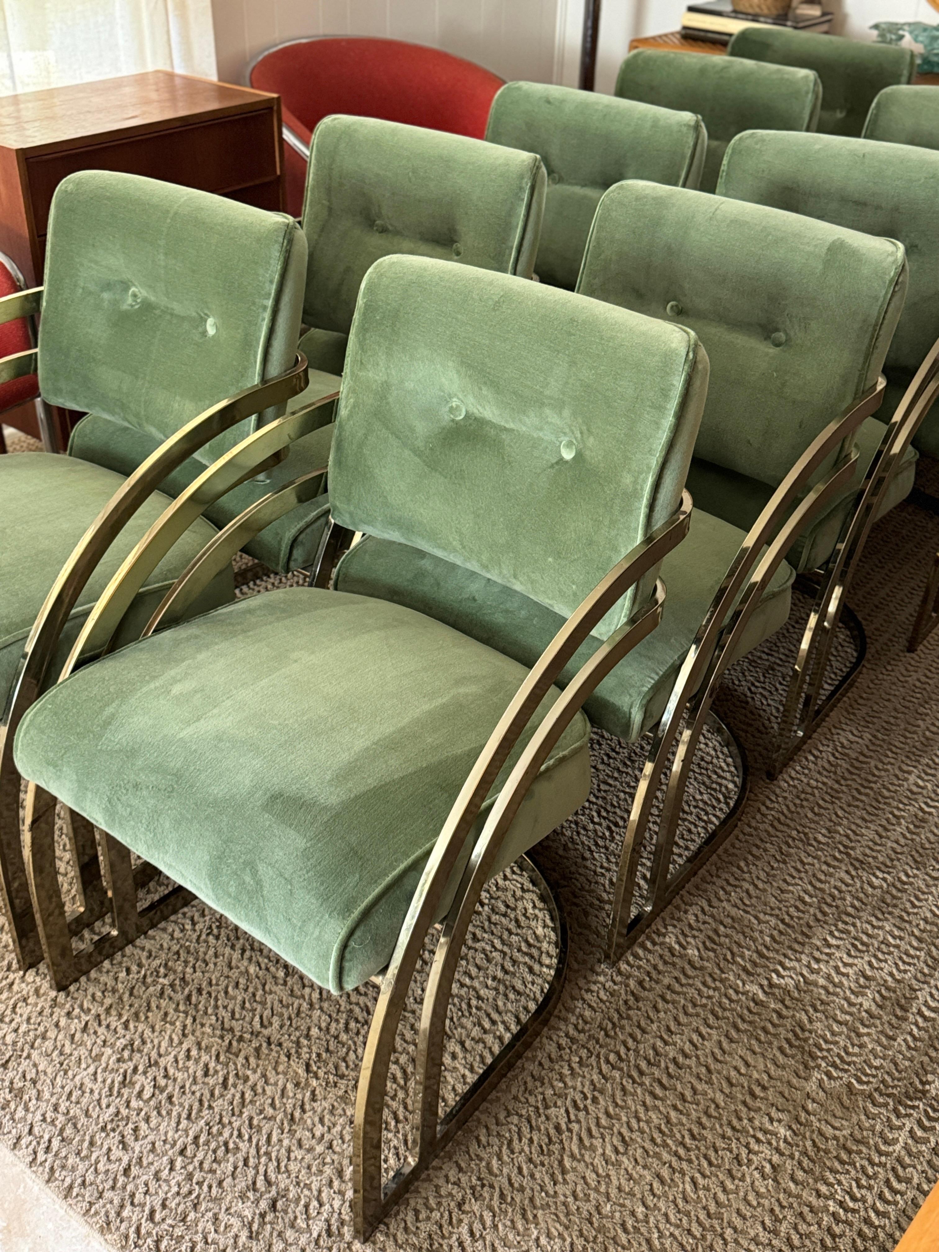 Mid-Century moderno Un set di 10 sedie da pranzo a cascata con struttura in ottone placcato  circa anni '70 in vendita