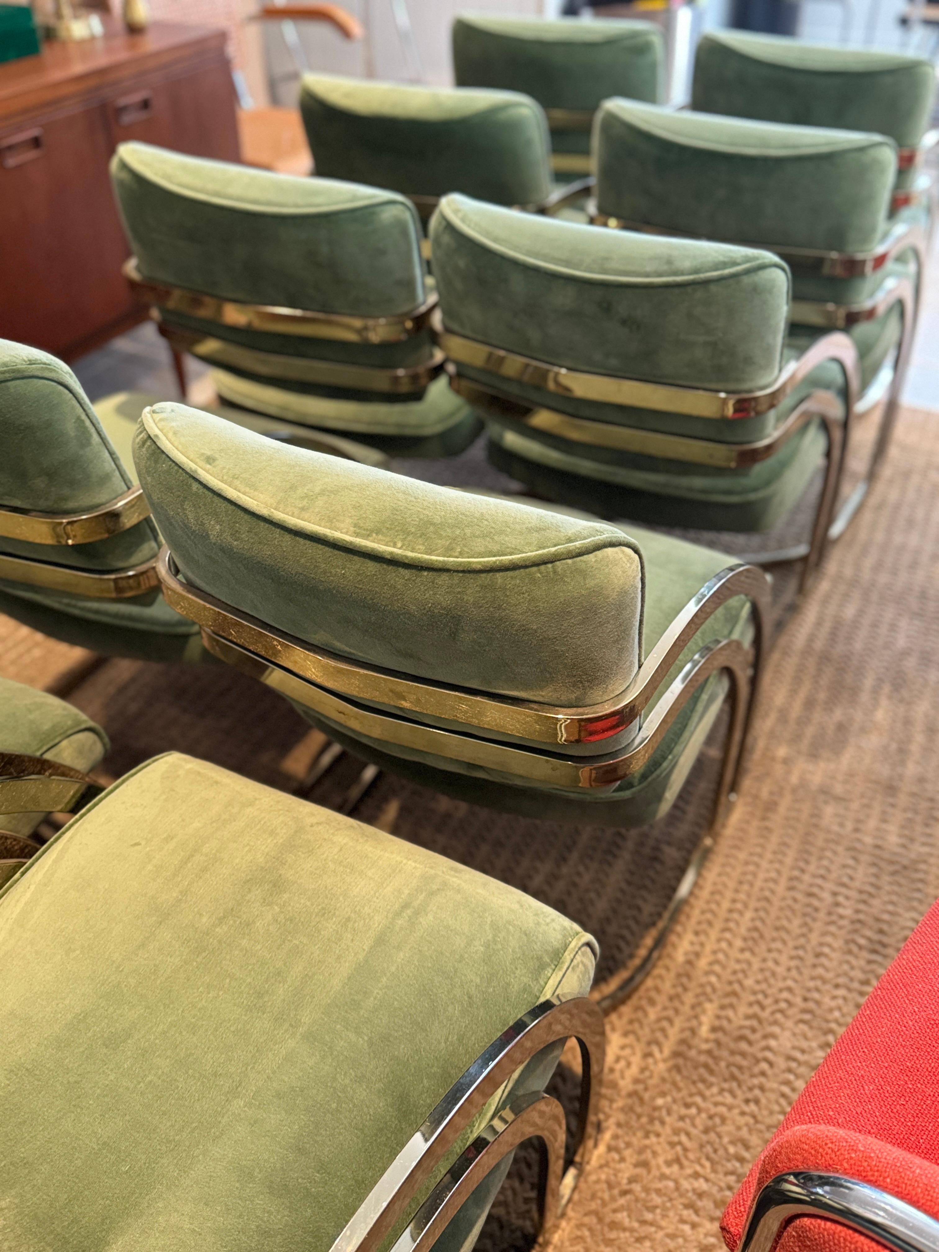 Metallo Un set di 10 sedie da pranzo a cascata con struttura in ottone placcato  circa anni '70 in vendita