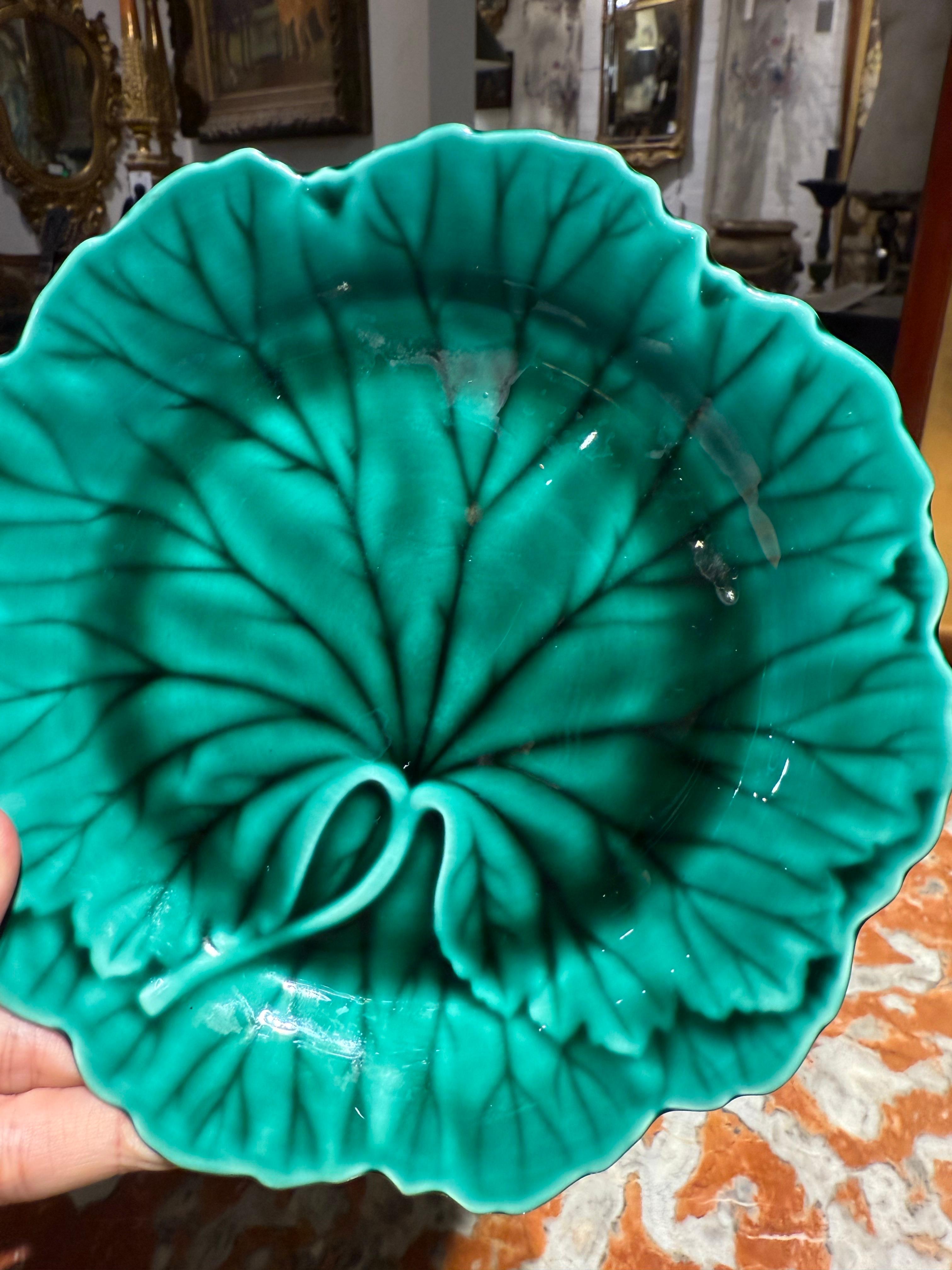 Mouvement esthétique Ensemble de 10 assiettes à choux en majolique vernissée verte de Wedgwood & Barlaston of Etruria en vente