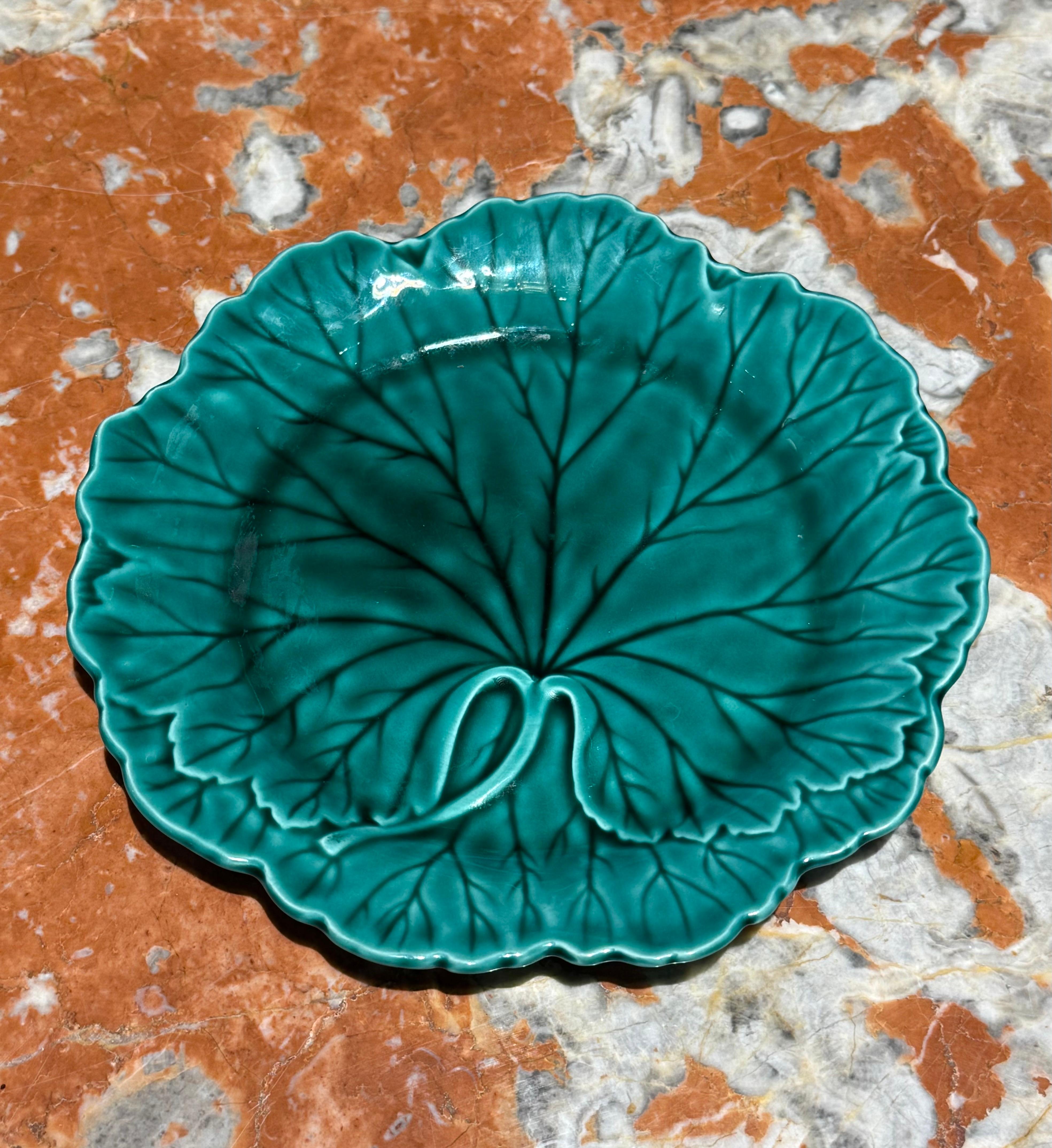 Vernissé Ensemble de 10 assiettes à choux en majolique vernissée verte de Wedgwood & Barlaston of Etruria en vente
