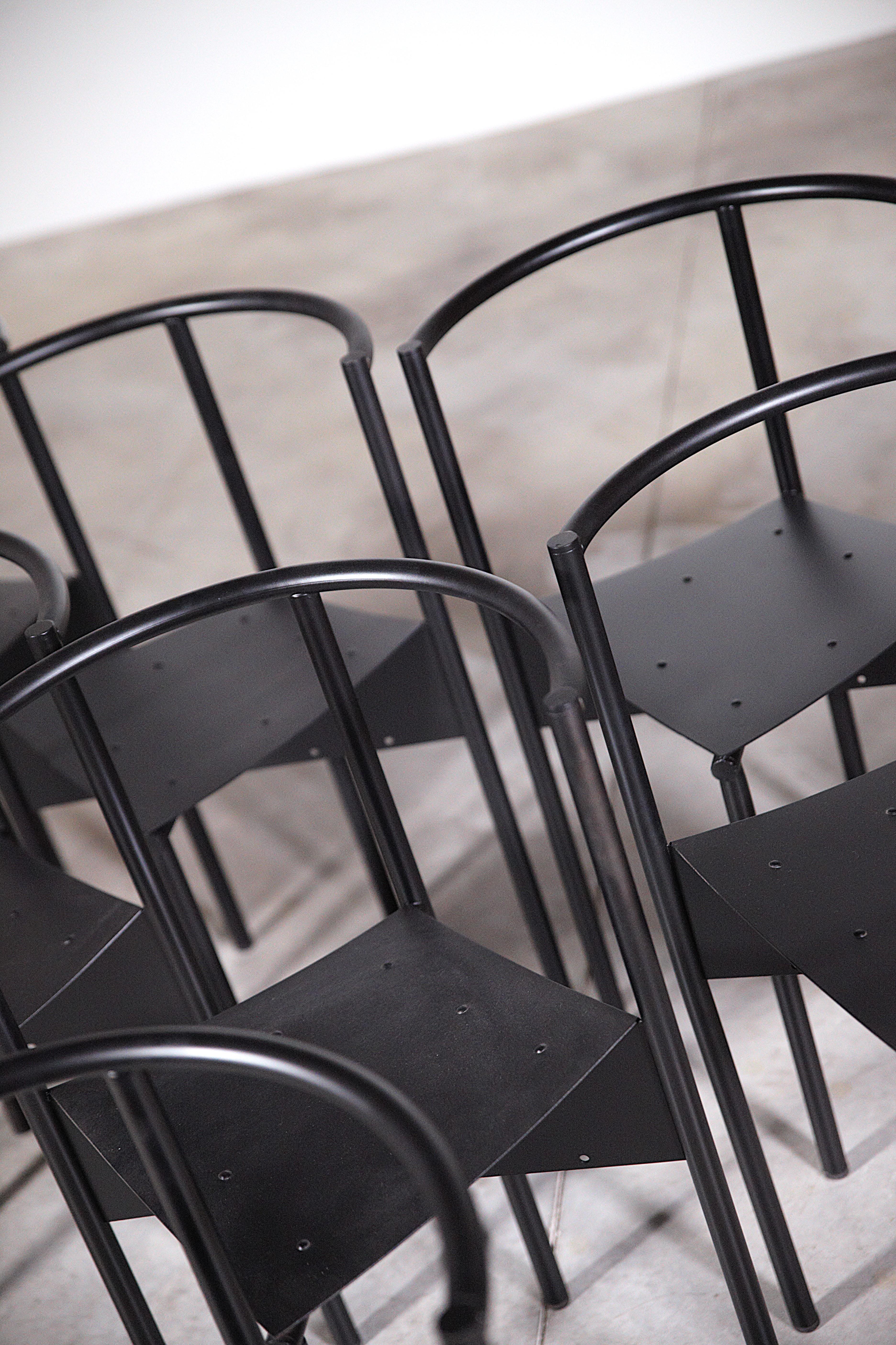 Ensemble de 10 chaises noires 