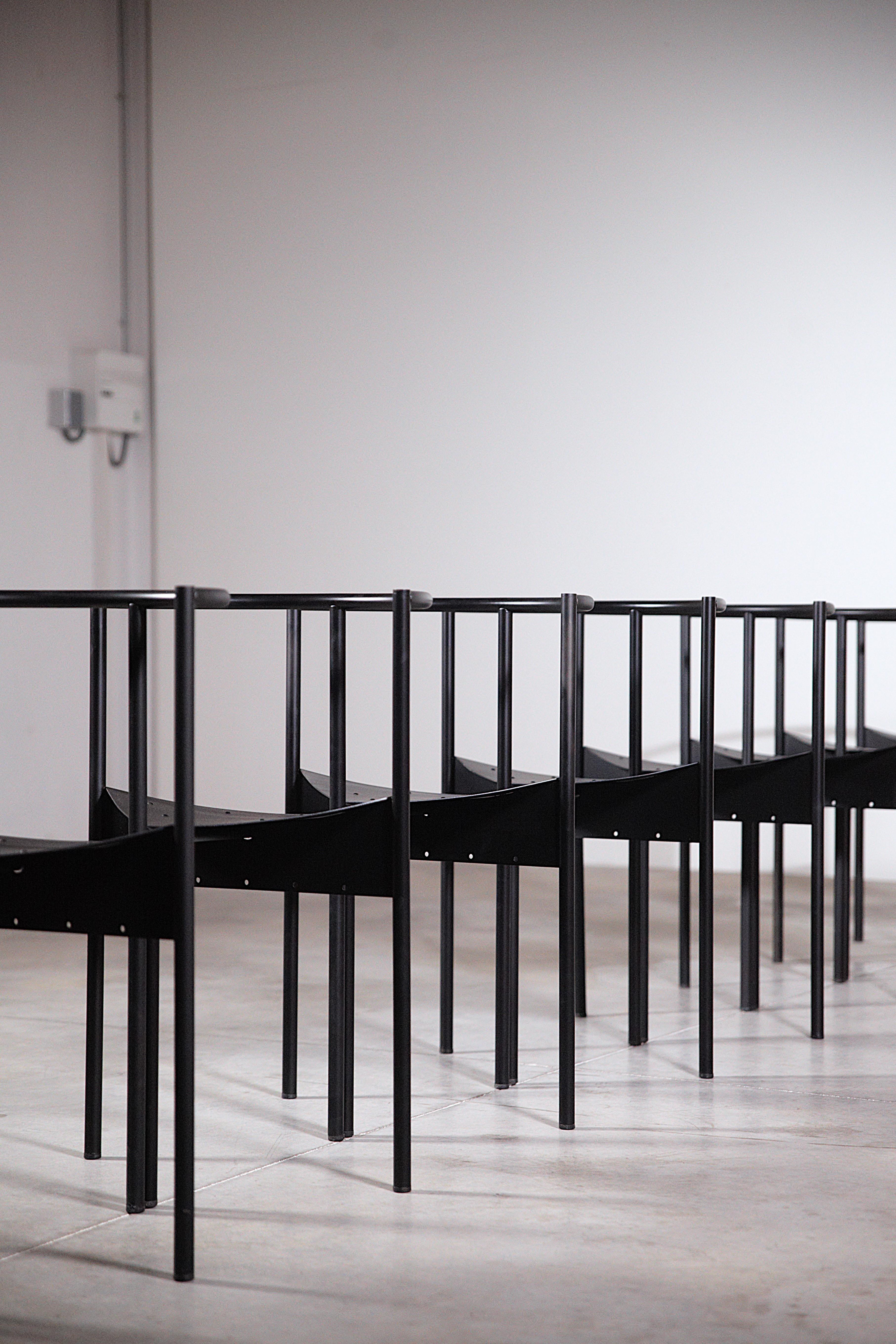 Ensemble de 10 chaises noires 