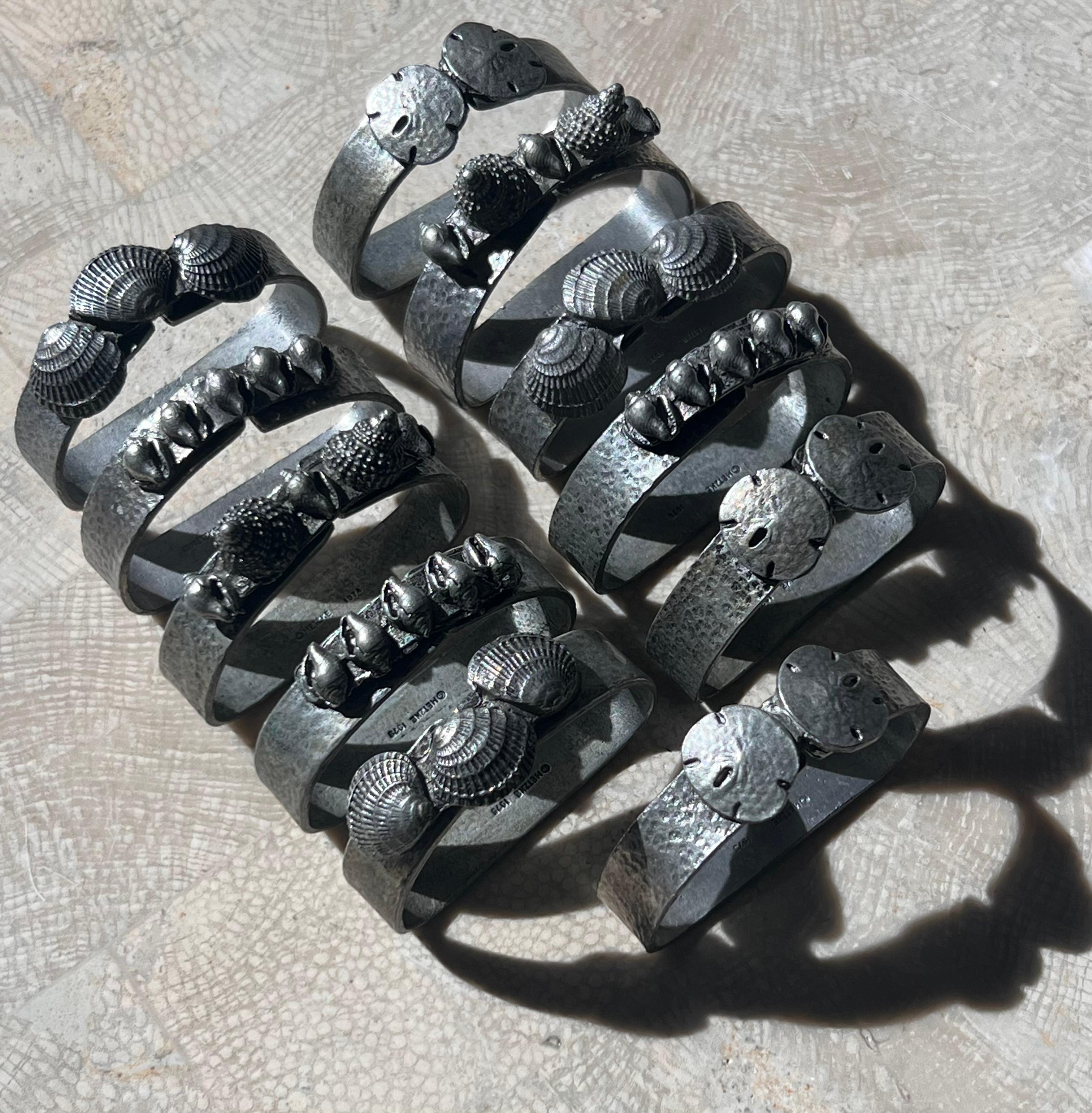 A set of 11 pewter napkin rings with sculpted shells, 1975 For Sale 8
