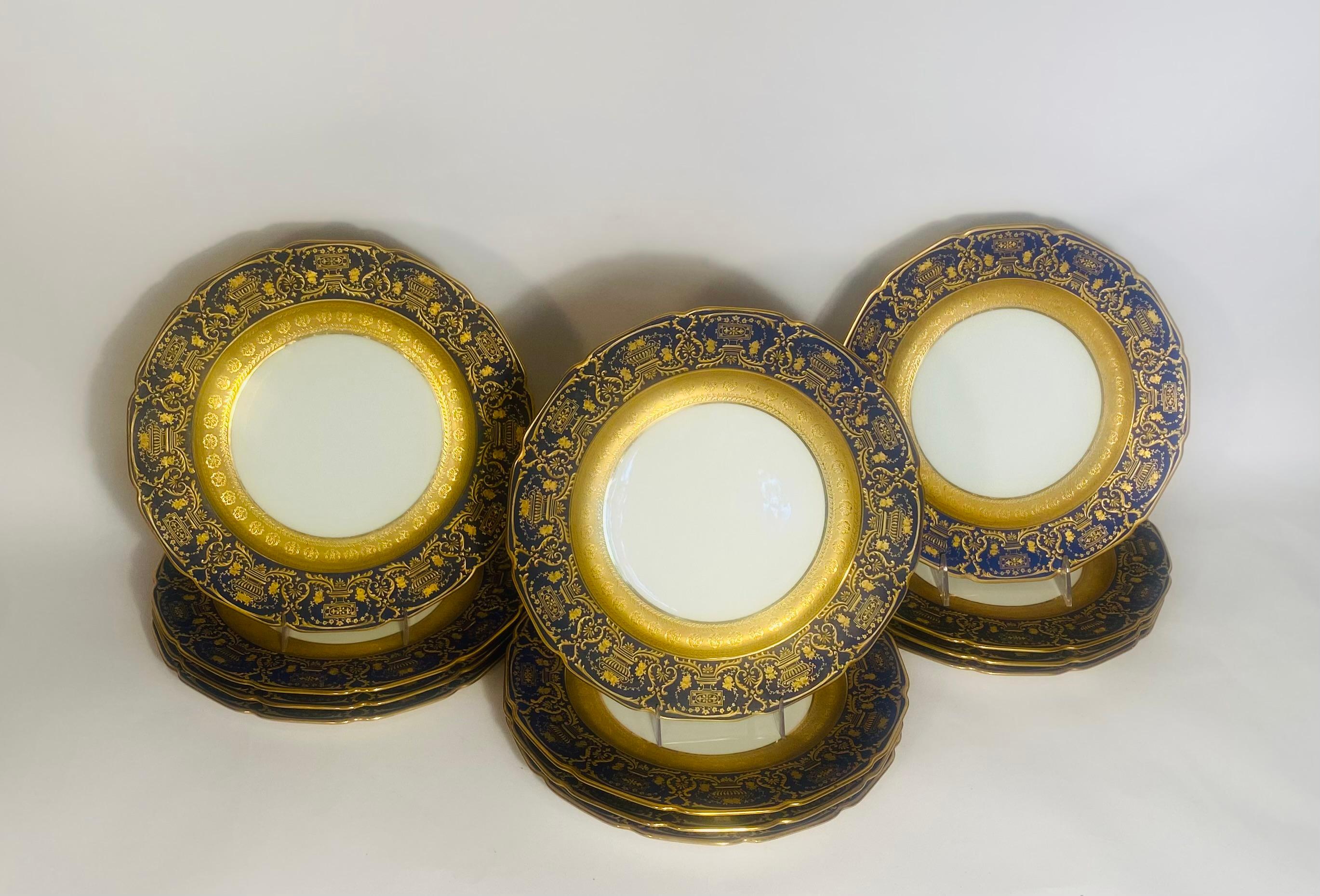Ensemble de 12 assiettes plates anciennes de Limoges bleu cobalt et dorées en relief vers 1900 en vente 2