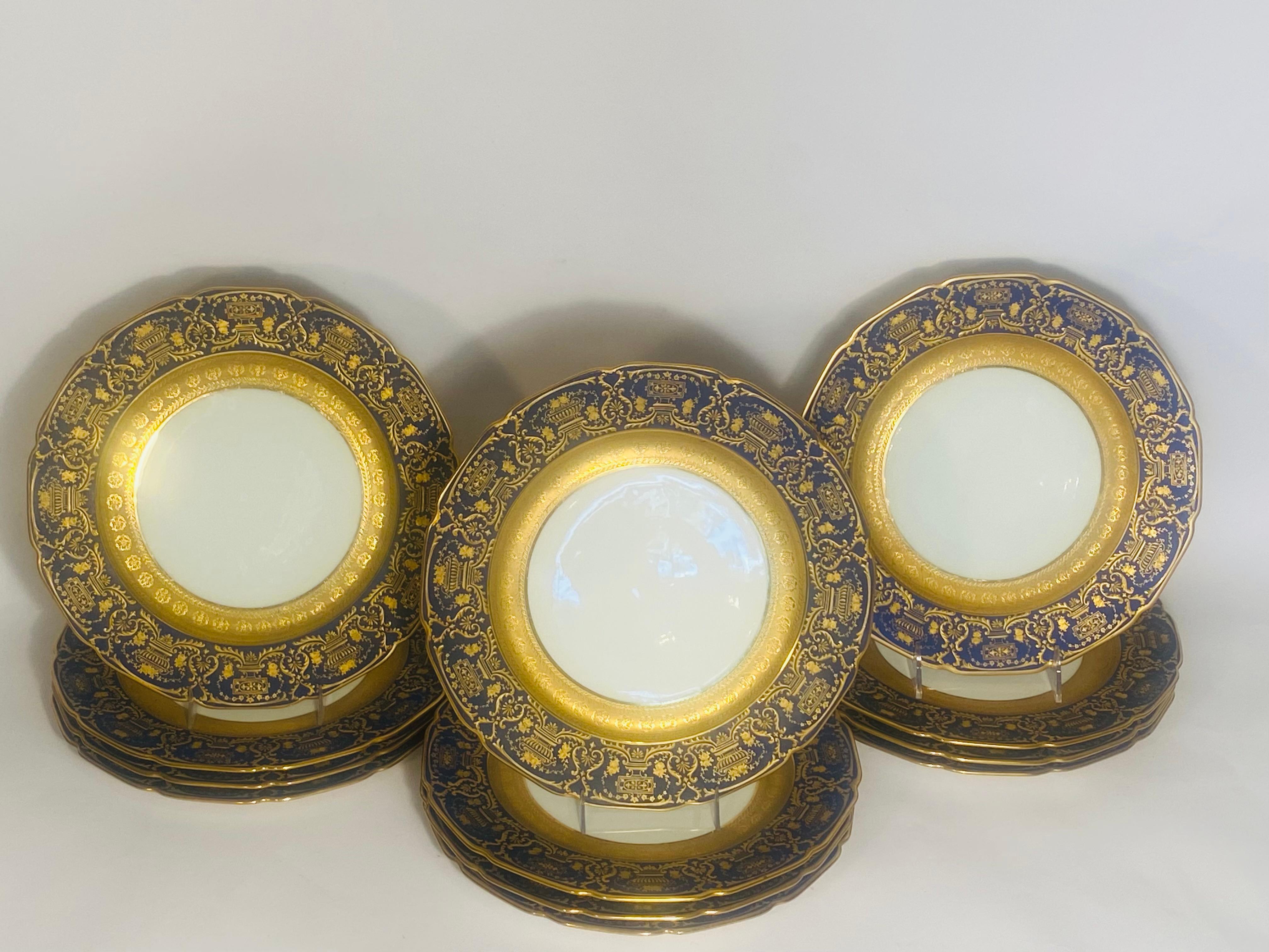 Français Ensemble de 12 assiettes plates anciennes de Limoges bleu cobalt et dorées en relief vers 1900 en vente