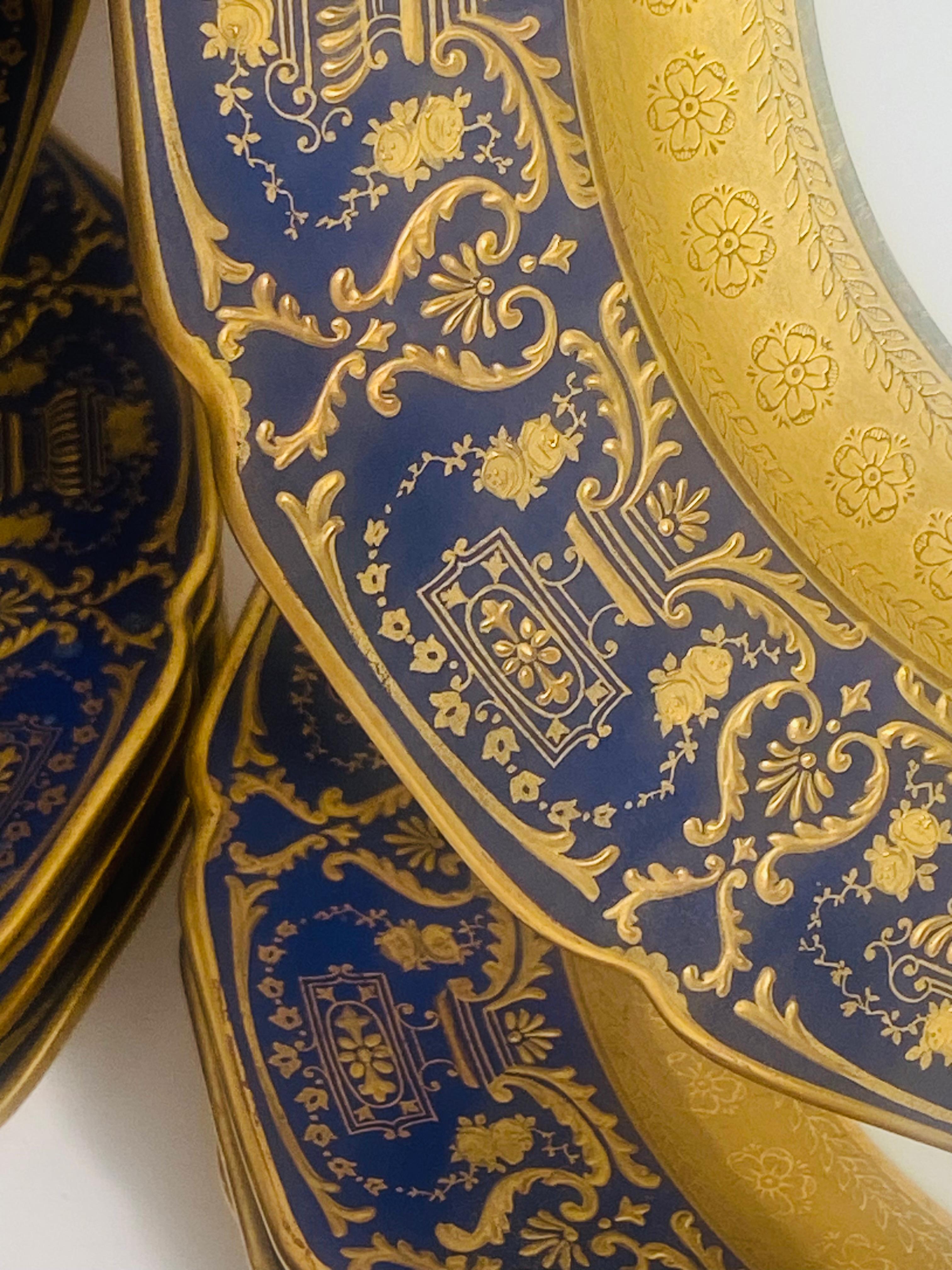 Fait main Ensemble de 12 assiettes plates anciennes de Limoges bleu cobalt et dorées en relief vers 1900 en vente