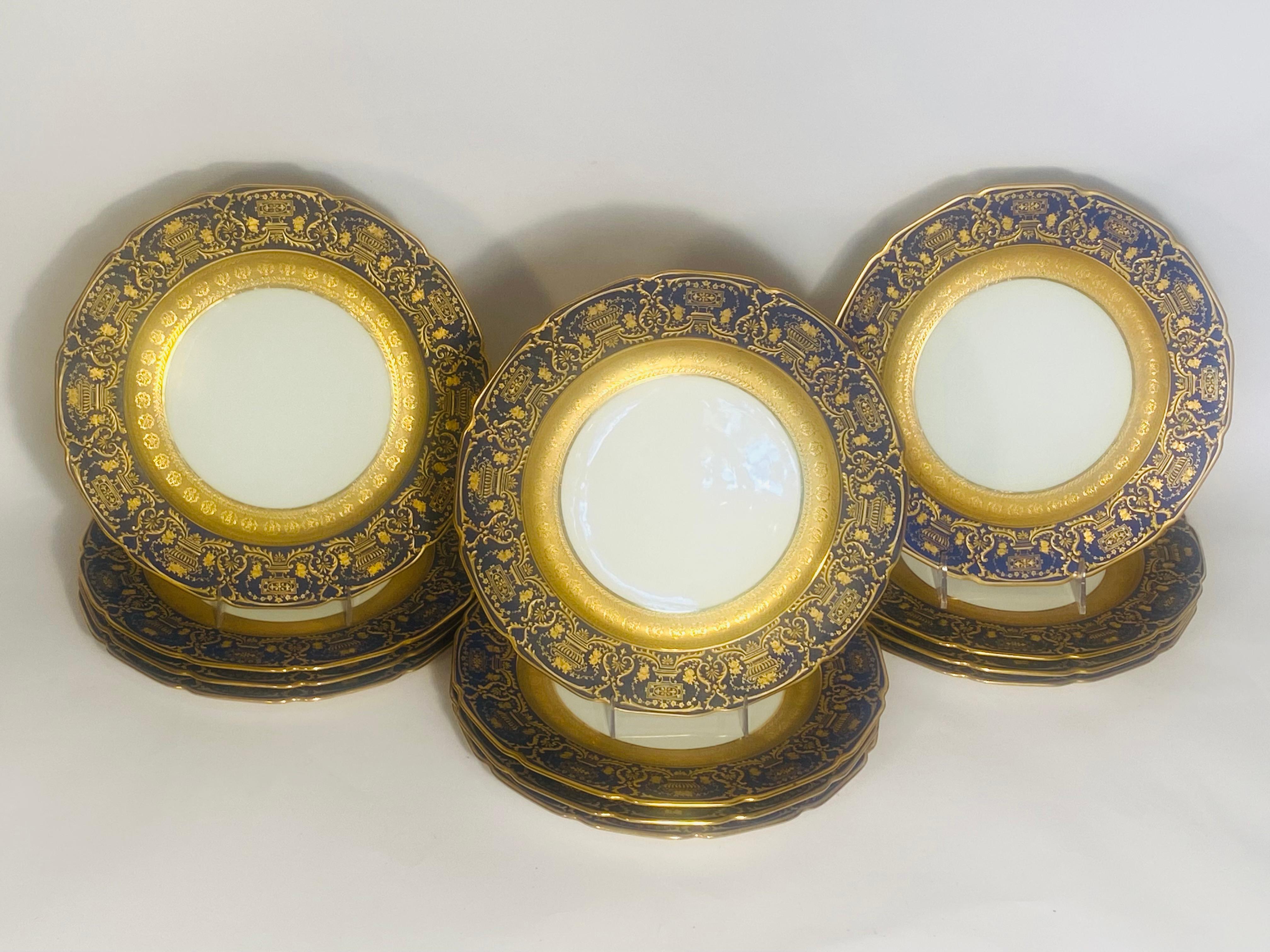 Ensemble de 12 assiettes plates anciennes de Limoges bleu cobalt et dorées en relief vers 1900 Bon état - En vente à West Palm Beach, FL